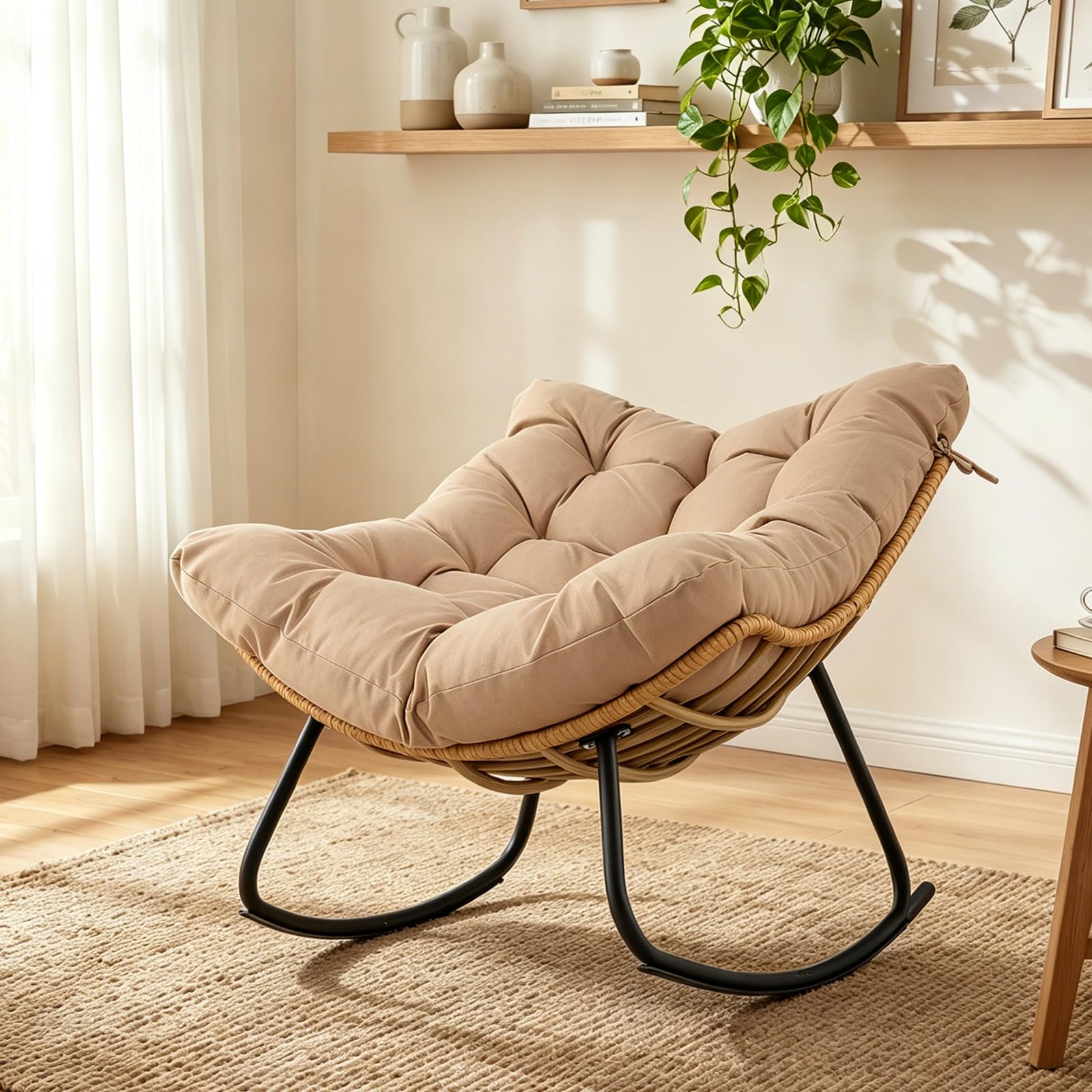 SOARS Sedia a Dondolo da Esterno, Poltrona a Dondolo da Interno con Cucscino Morbido, Struttura in Metallo e Rattan PE, per Terrazza, Bordo Piscina, Balcone, Soggiorno, 116 X 88 X 92 CM (Beige)