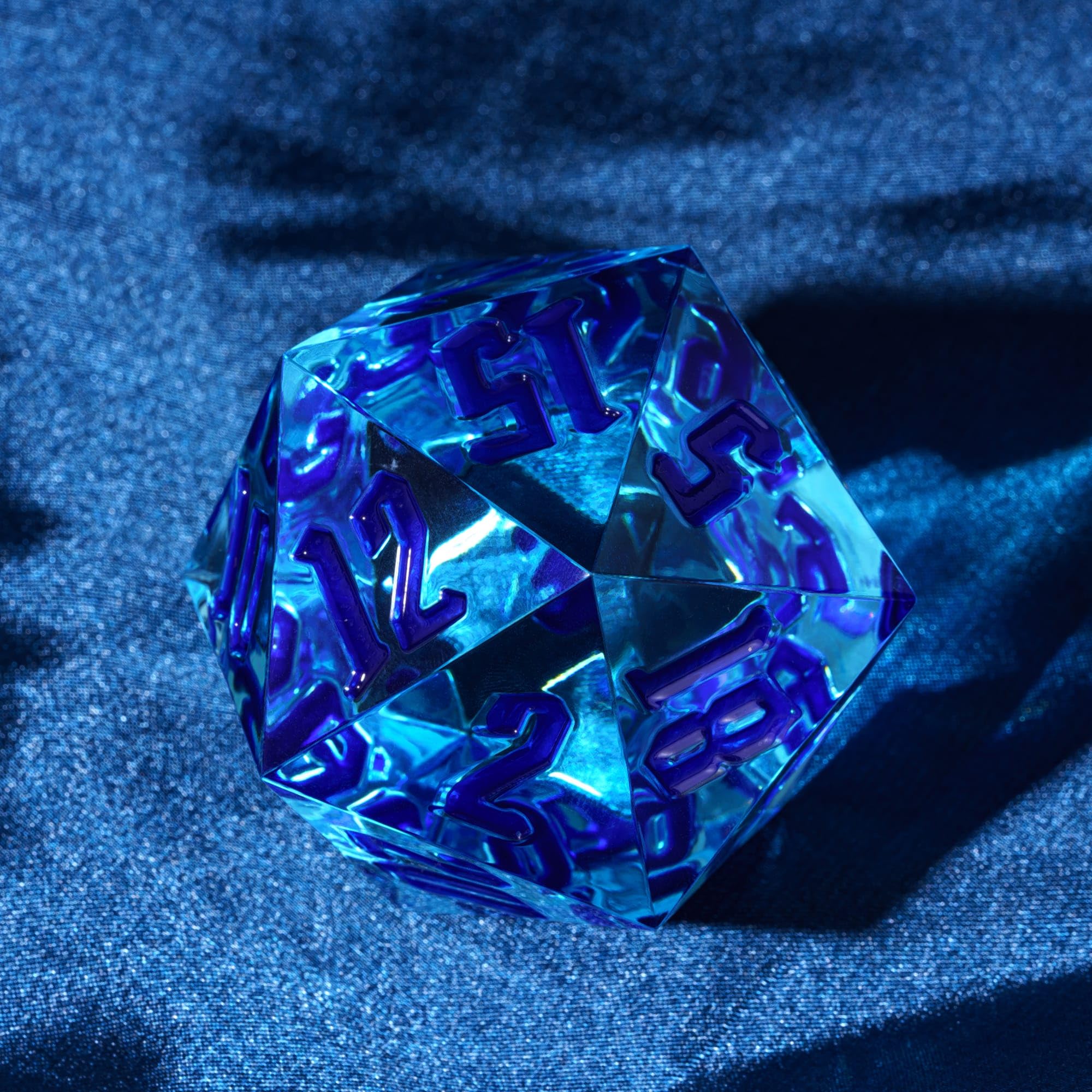Dés DND géants polyédriques D&D à 20 Faces de 55 mm - Grand D20 avec Matrice de découpe - pour Donjons et Dragons, Jeux de Table de RPG (Chiffres Bleus Transparents)