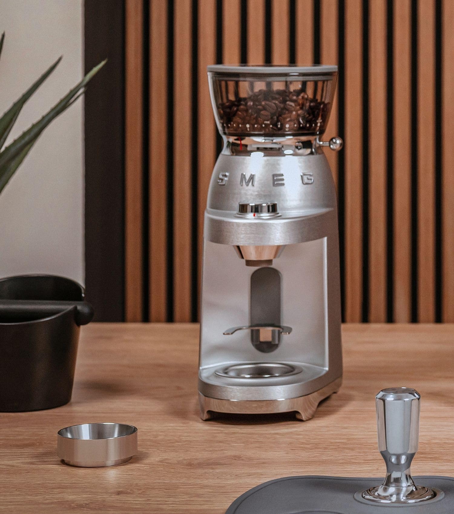 Smeg, Moulin à Café CGF02SSEU, Mouture Réglable, 50 Niveaux de Mouture, Réservoir à Grains de café 240g, Fonction Café Simple et Double, Système Antistatique, 150W, Aluminium Brossé