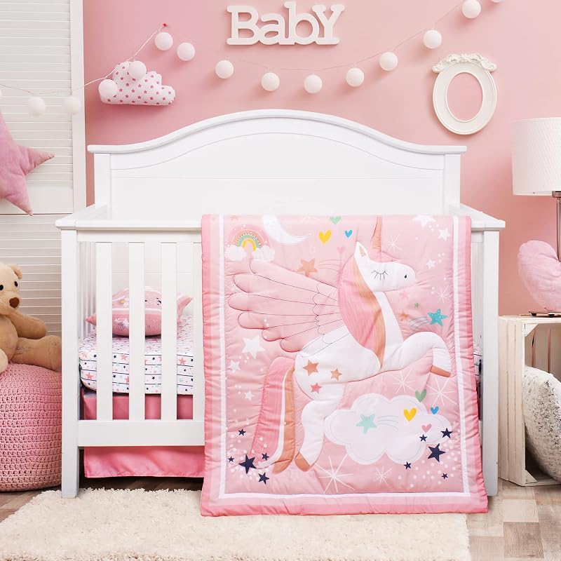 Cloele Juego de ropa de cama para cuna rosa para niñas, juego de edredón para bebé de unicornios de 4 piezas | Incluye pollera de cuna, edredón, sábana bajera, funda de almohada para niños pequeños, juego de cama suave rosa para guardería para niñas