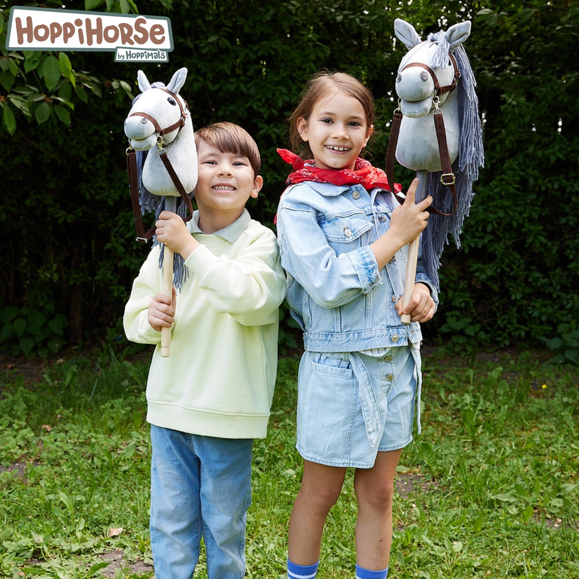HOPPIHORSE - Hobby Horse Sport Edition A4, Koń na kiju z kantarem, wodzami, paskiem na ramię, ogonem i uchwytem silikonowym, wysokiej jakości pluszowy Hobby Horse w pudełku prezentowym od HOPPIMALS
