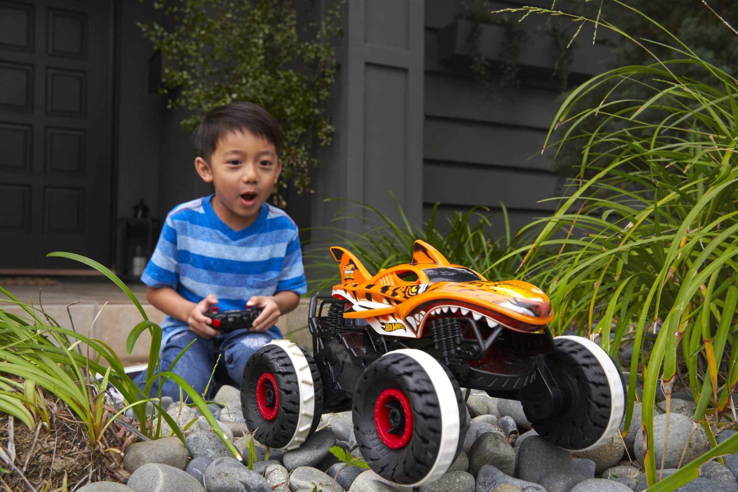 Hot Wheels Monster Trucks Voiture Télecommandé, Requin-Tigre Inarrêtable avec Pneus Tread Attack et Technologie Terrain Stomp, Conduite sur 2 ou 4 Roues, Jouet pour Enfant de 4 Ans et Plus, HGV87
