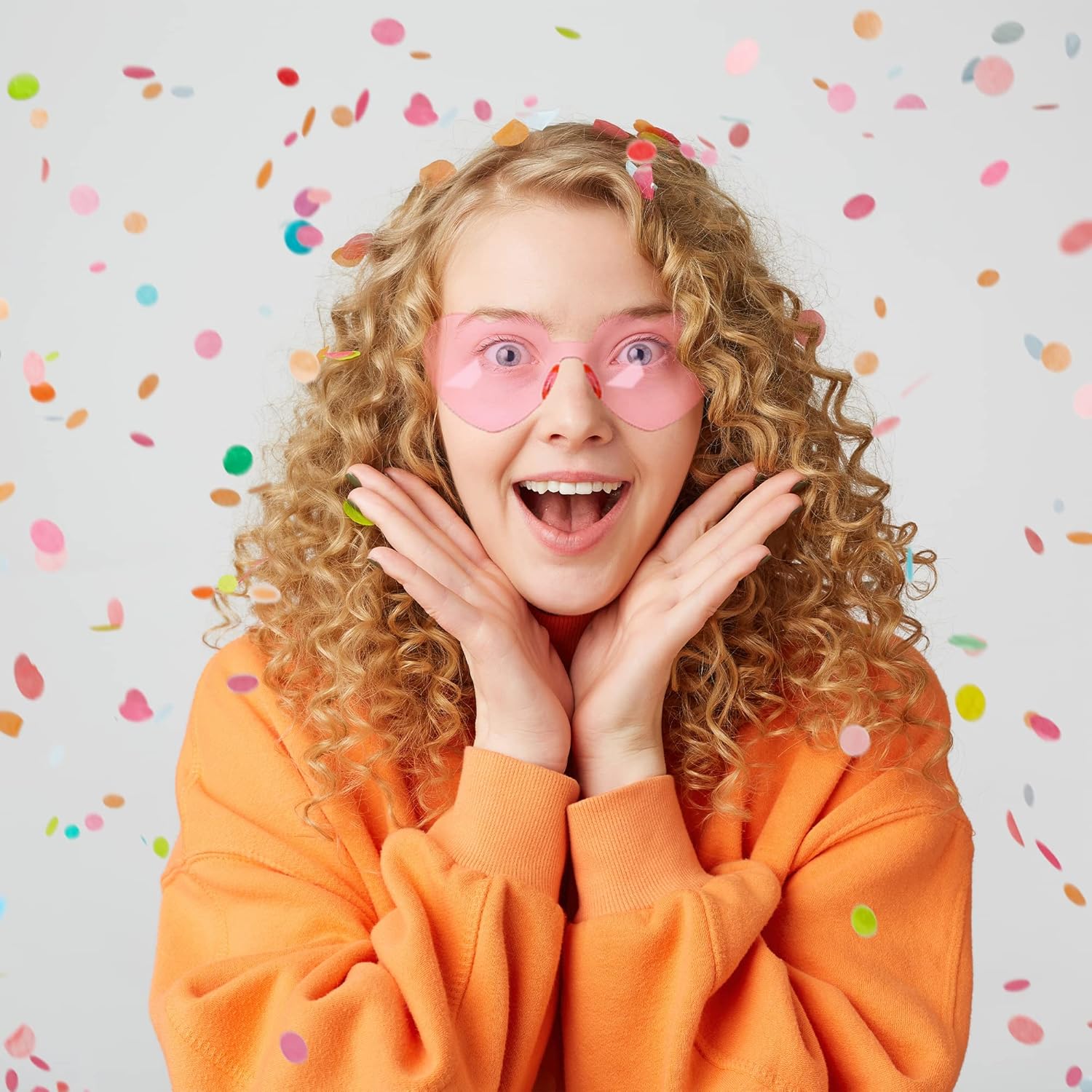 Miniatura 9 de Paquete de 12 lentes de sol de corazón para mujer, resistentes lentes de sol en forma de corazón para regalos de orgullo y despedida de soltera,