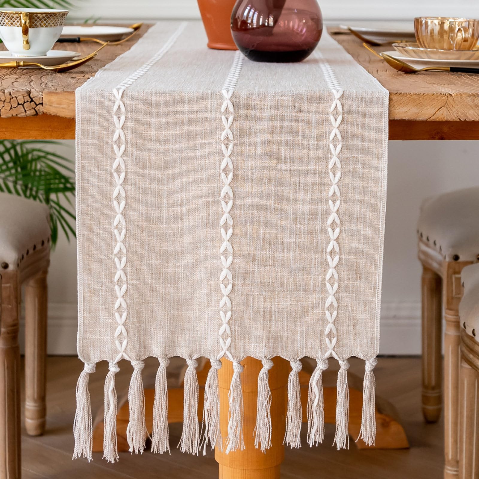 Chemin de table en lin beige style vintage avec pompons tressés pour décoration table