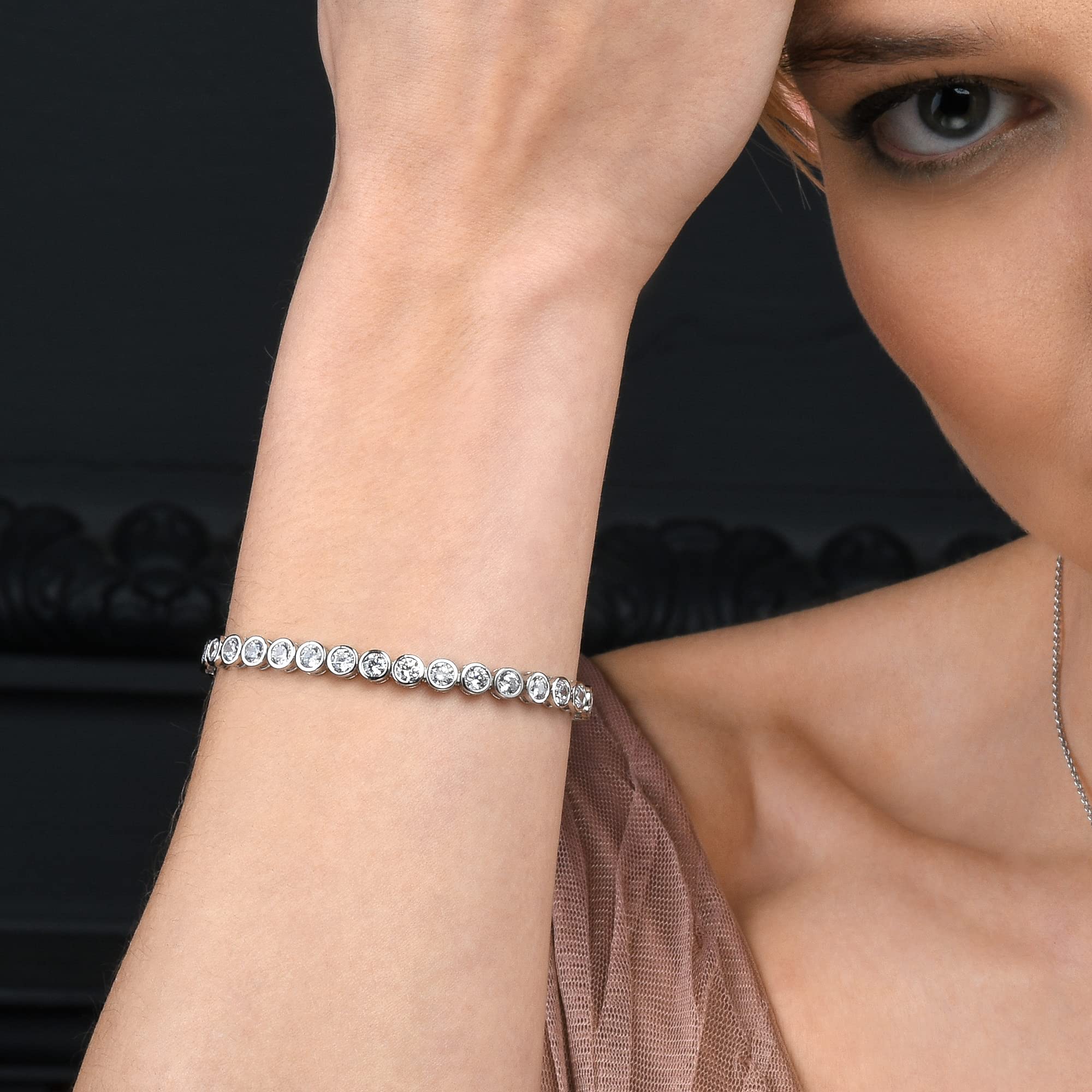 Bracciale tennis con diamanti da donna, robusto set sfaccettato in argento Sterling 925 con zirconi da 4 mm, impeccabili.Questo braccialetto Eternity da donna è il regalo perfetto per lei