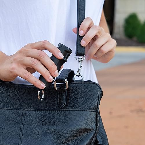 Miniatura 8 de SABRE Spray de pimienta con tapa abatible rápida, espray OC de máxima fuerza policial, llavero para un fácil transporte y acceso rápido, agarre de