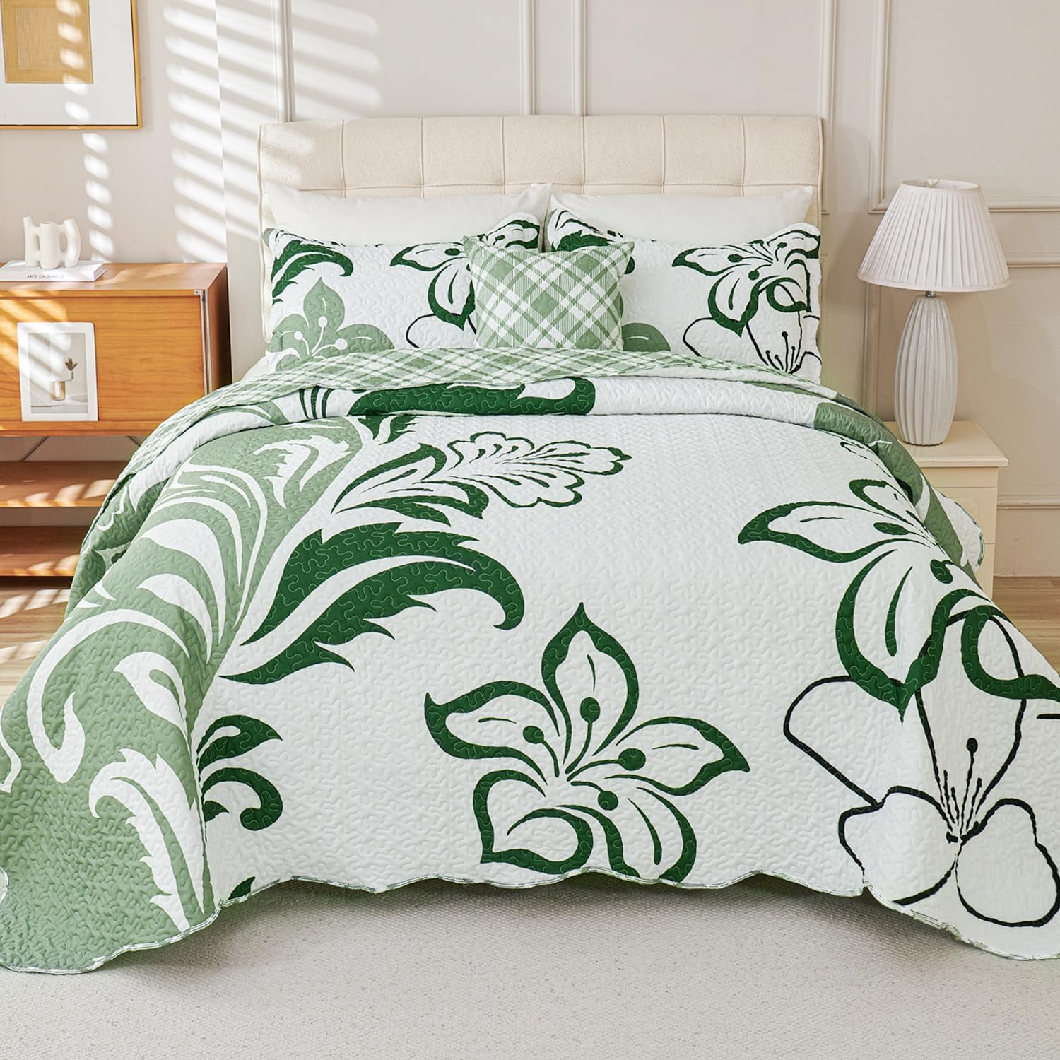 EVENHUG 4 Piece Floral Quilt Set Queen Size Green Floral Bedding Set Reversible Bedspread Coverlet Lightweight Soft Bed Cover with 3 Pillow Shams for All Season (Queen, 92"X96")