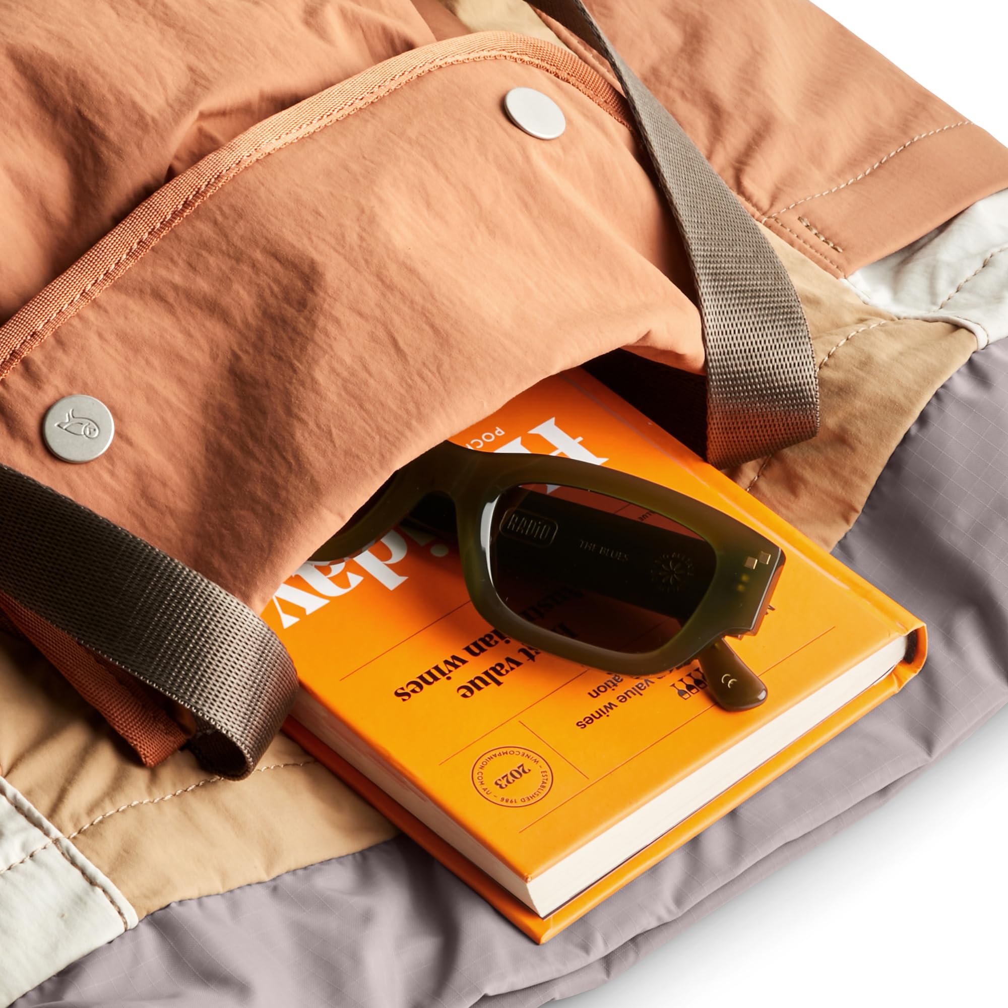 Bellroy Cinch Tote (16 Liter leichte Tragetasche mit externer Organisation, Pop-Taschen, einer Gepäckdurchreiche und einem praktischen Kordelzugverschluss)- SandDune