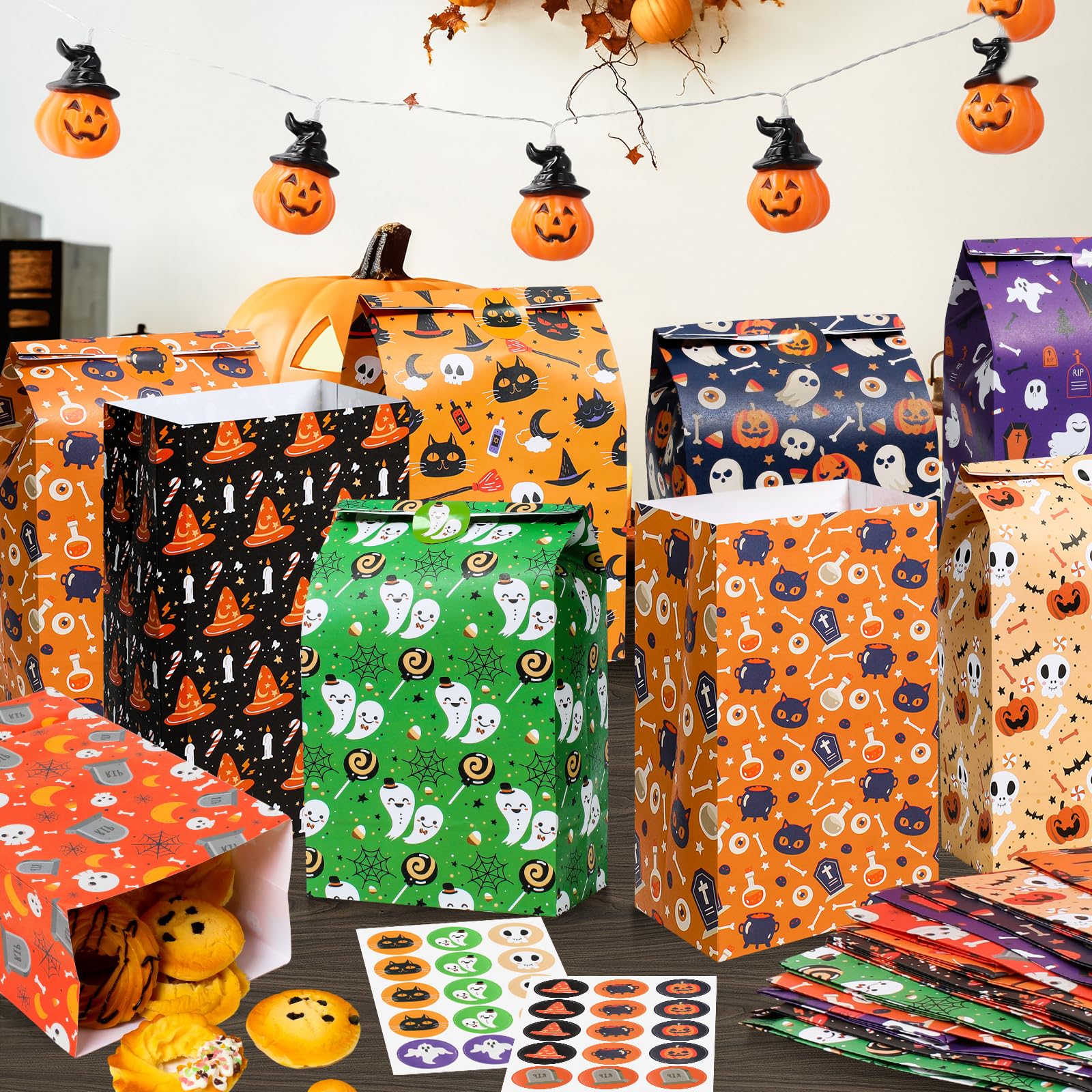 RICEDUO 24 Stück Halloween Süßigkeit Taschen mit 30 Aufklebern – 8 Motive Geschenkbeutel für Kinder mit Füllmaterial, Kraftpapier-Goodie-Bags für Partys – Partyzubehör