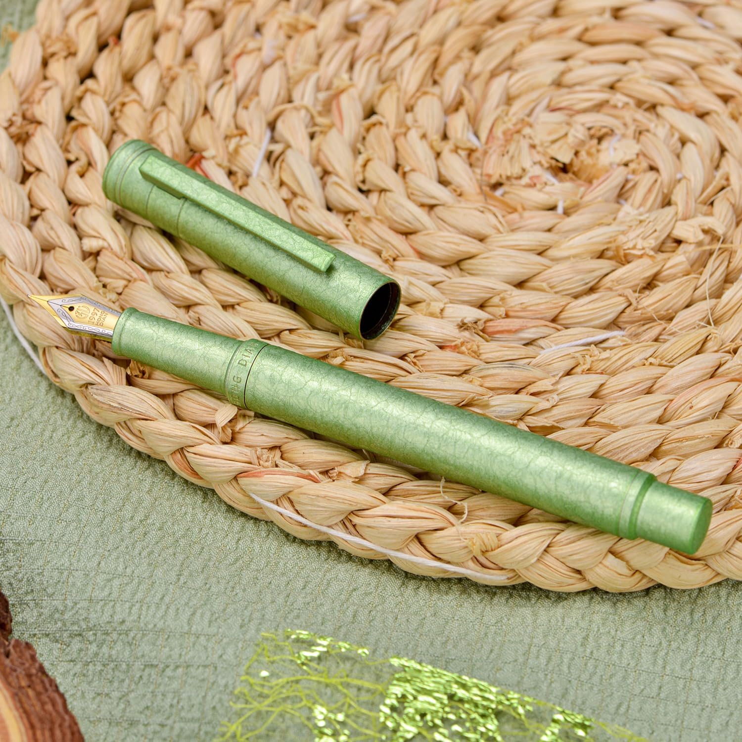 Hongdian 1851 Forest Fountain Pen Applegreen Ice Flowers, Blade Nib Classic Design Calligraphy Pen with Converter and Metal Pen Case