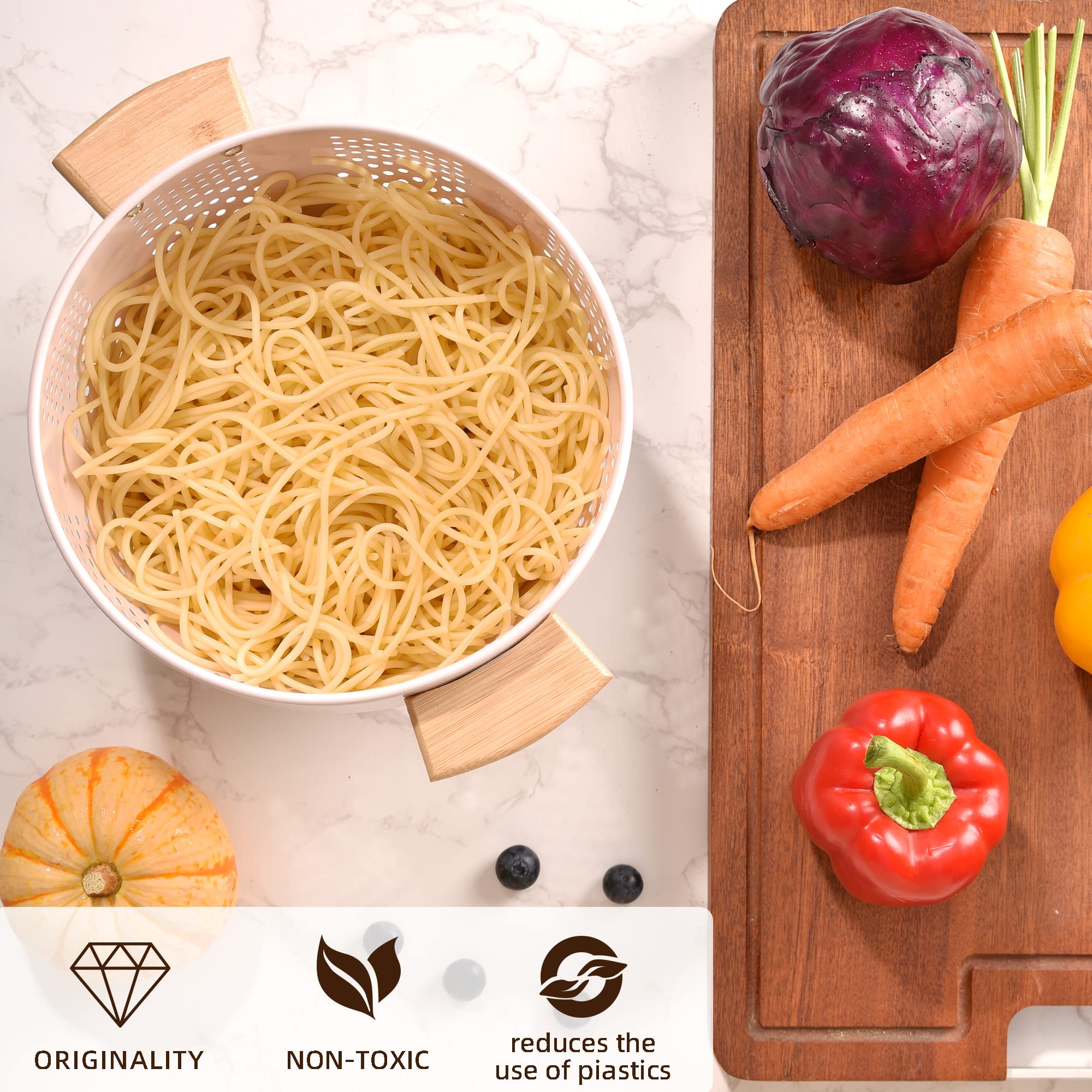 Scolapasta in metallo con manico in legno e base stabile, in acciaio verniciato a polvere, per scolare pasta, verdura e frutta (5,5 quarti, rosa)