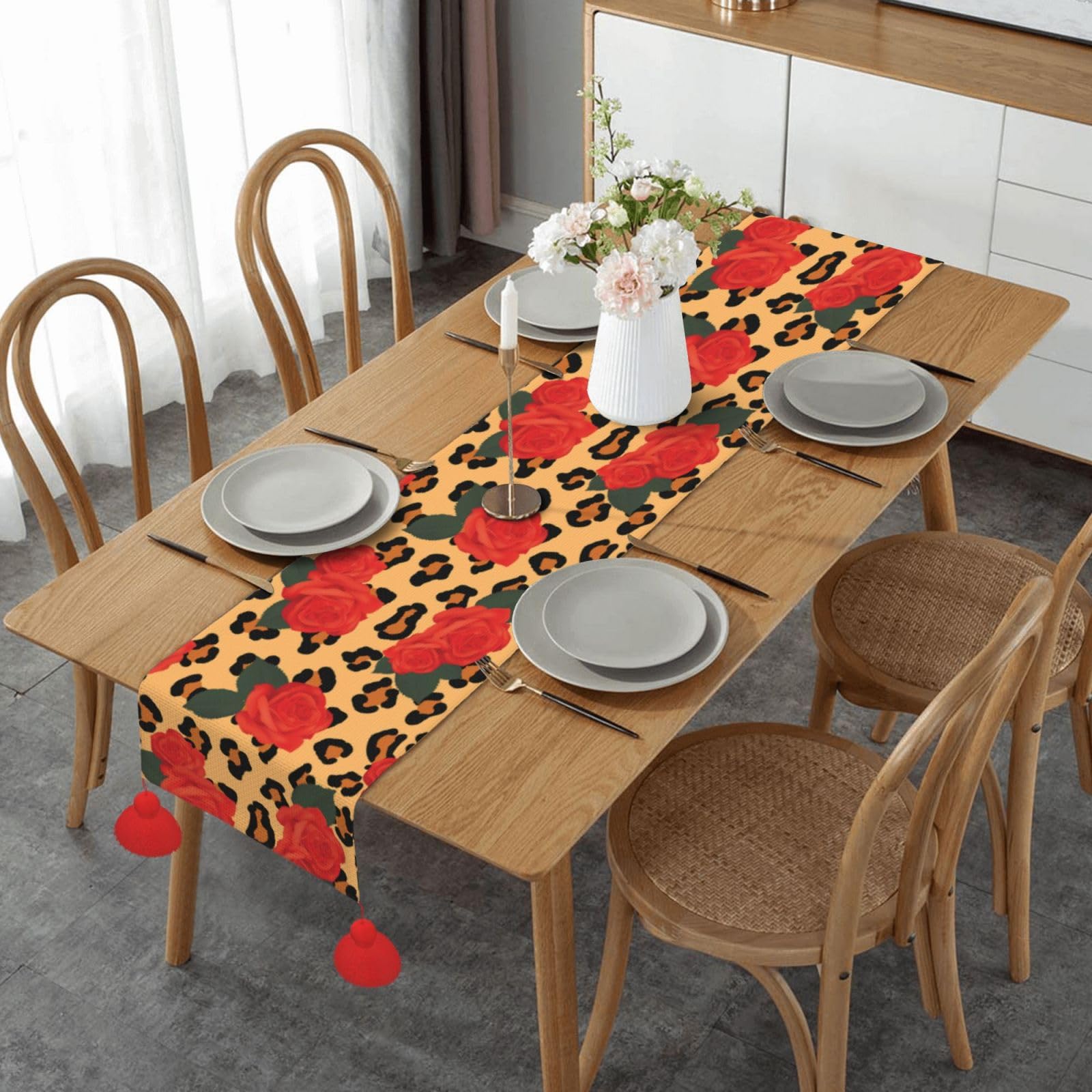 Chemin de table de Noël avec pompon léopard idéal pour offrir ou décorer sa table