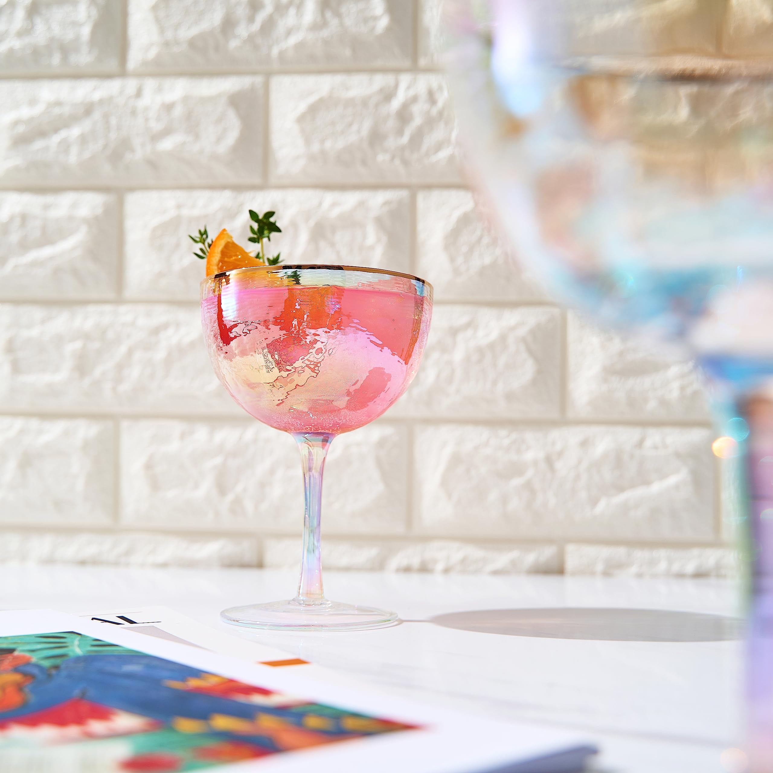 Festlich glänzende, schillernde gehämmerte Coupé-Gläser, 2 Stück, Goldrand, bunte Champagnergläser, Jahrestage, Geburtstagsgeschenk, Cocktail-Party, Strahlung – Wasser, Wein, kosmopolitisch,