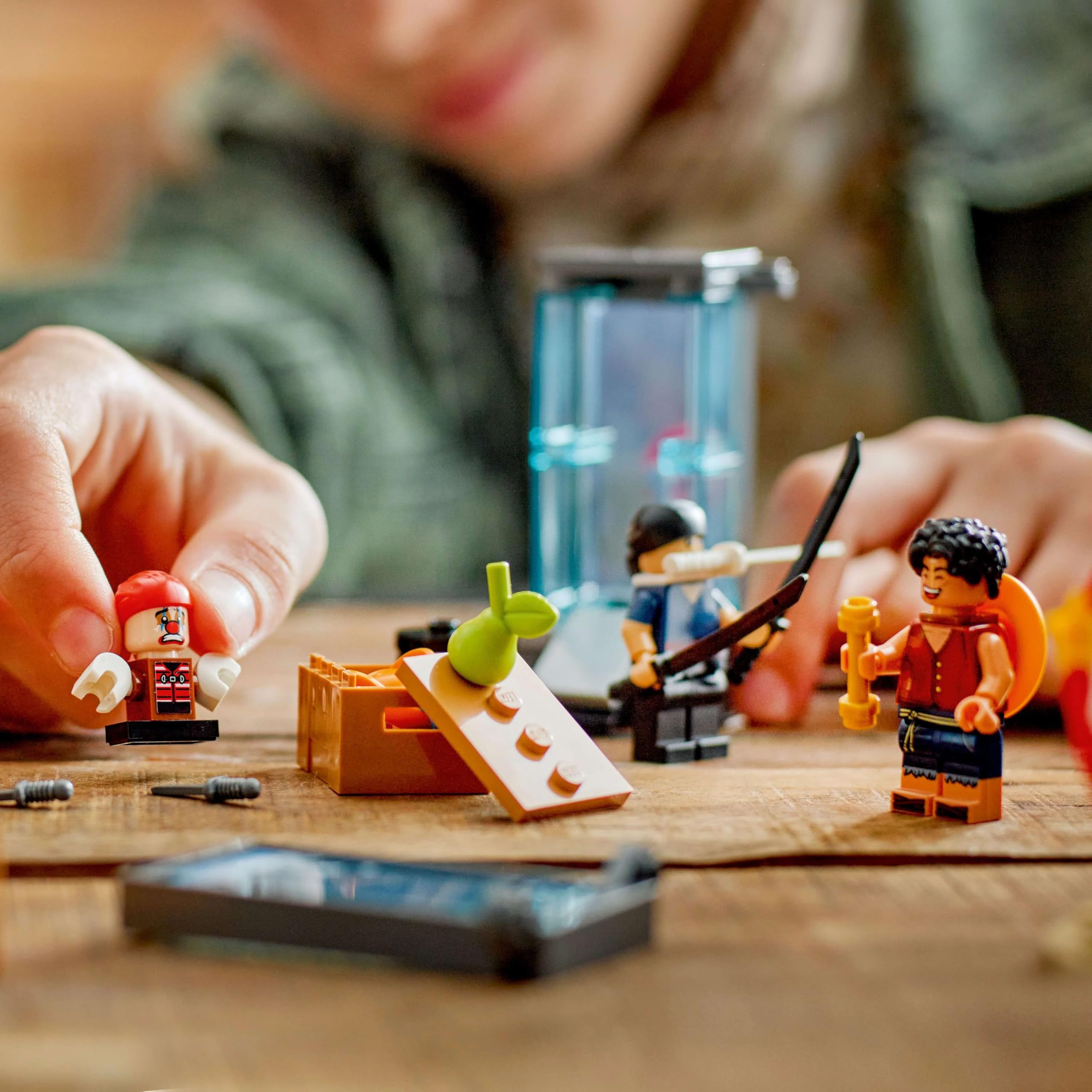 LEGO ONE PIECE La Tenda del Circo di Bagy il Clown - Giocattolo Interattivo con 4 Minifigure tra cui Luffy, Nami e Zoro, e 2 Poster Ricercato - Regalo per Bambini, Bambine e Fan da 8 Anni - 75637