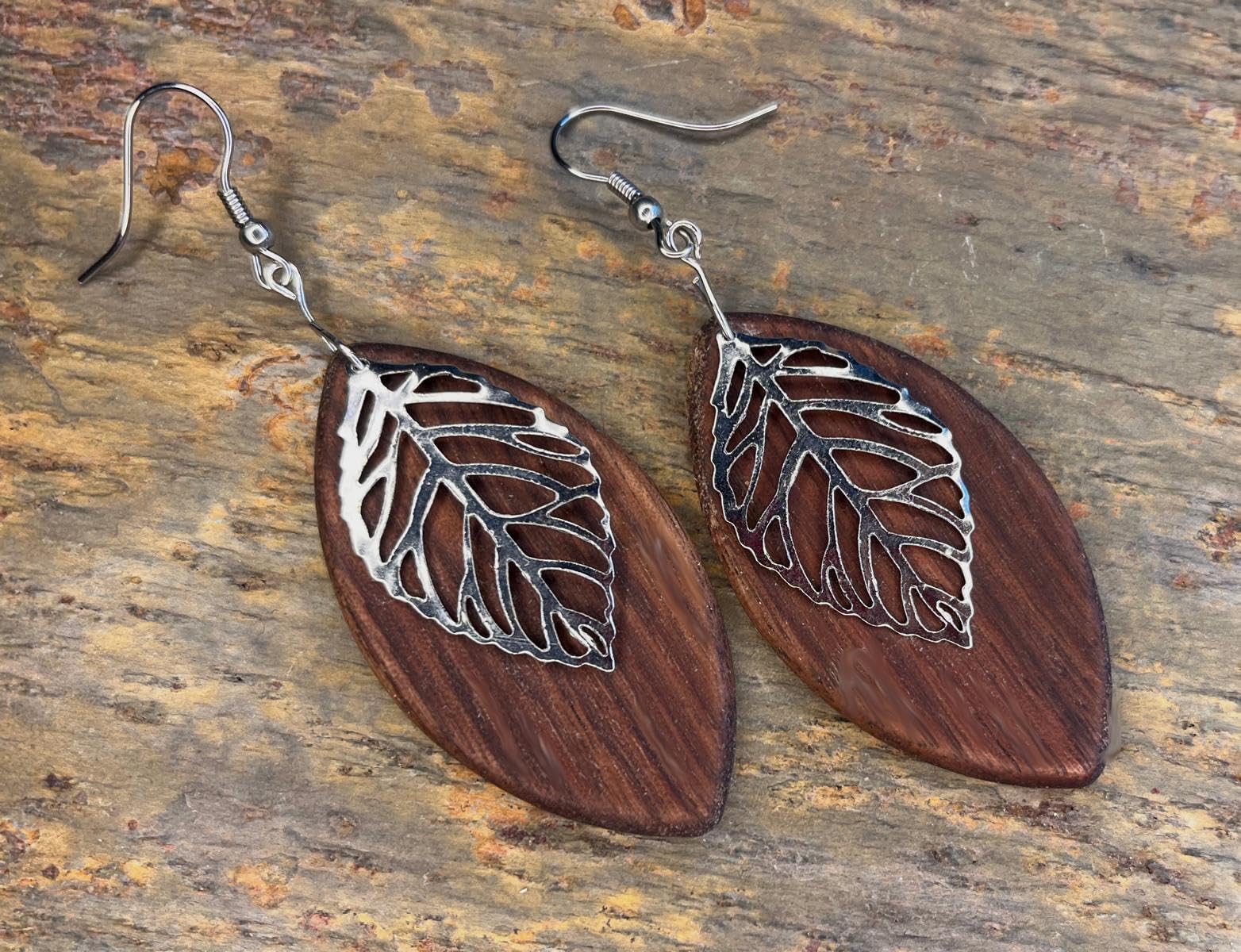 Handgefertigte Ohrringe in Blatt Form aus Holz mit silbernem Anhänger - Natürliche Eleganz und Nachhaltigkeit, Olive, Nussbaum oder Amaranth