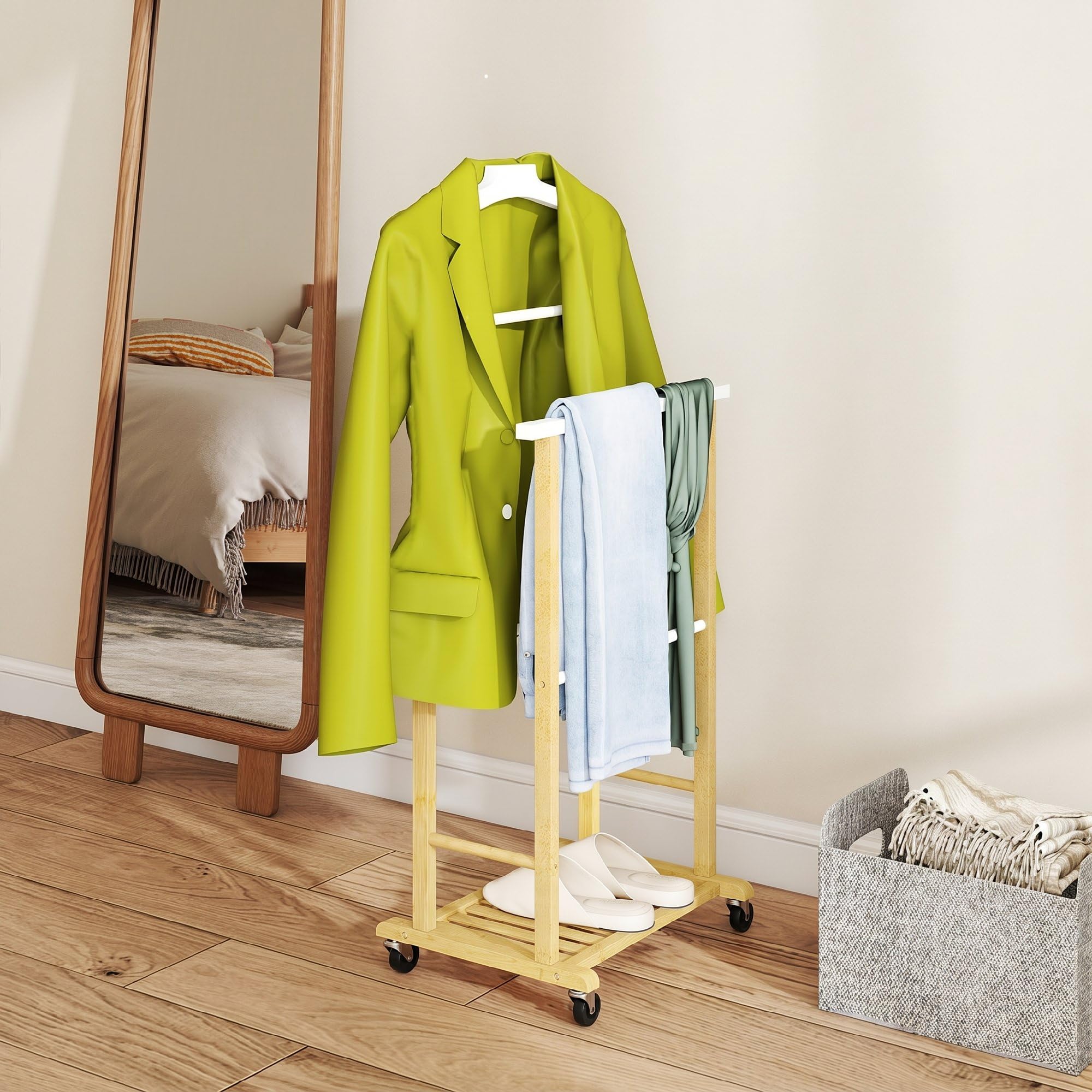 HOMCOM Valet de chambre à roulettes, portant à vêtements en bambou avec cintre intégré, tiges à pantalons et étagère pour chaussures, porte-manteaux pour chambre, buanderie, bois naturel et blanc