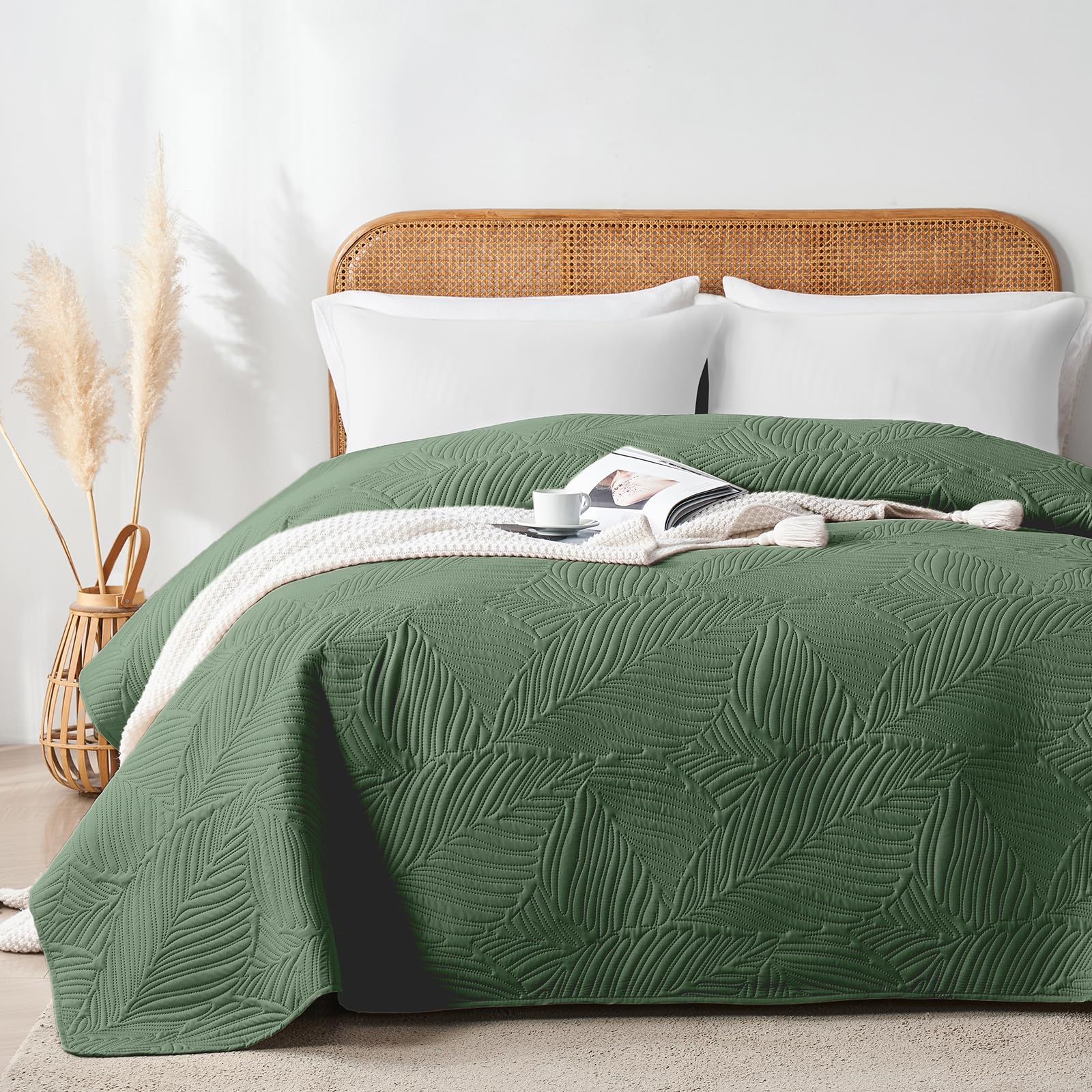 VIVA FINO Tagesdecke 220x240 cm,Grün Ultrasonic Steppdecke,Leicht,Weich und Pflegeleicht,Doppelseitig,Bettüberwurf mit Blattmuster,Ideal für alle Jahreszeiten,Für Bett und Sofa