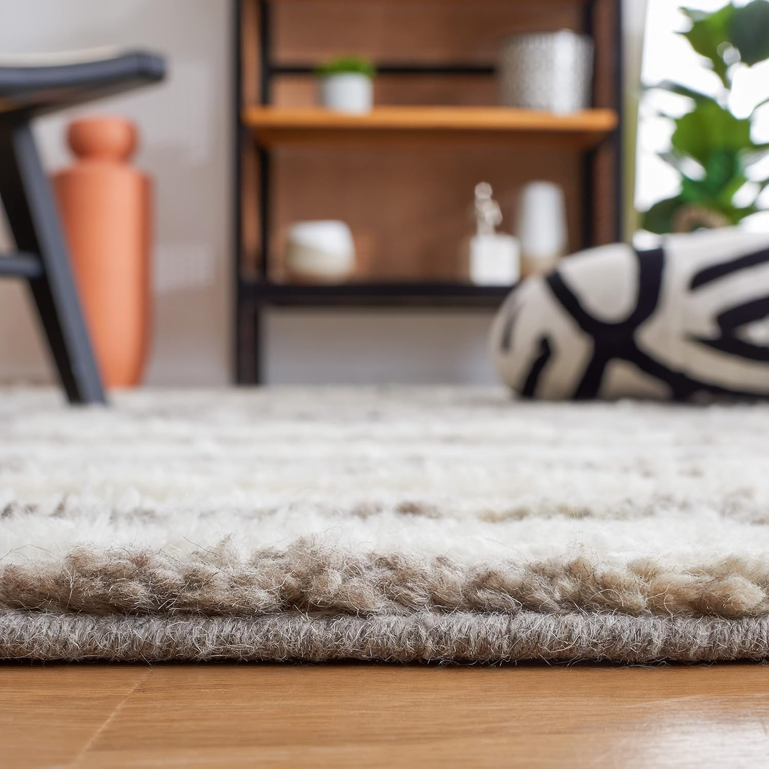 SAFAVIEH Casablanca Collection Runner Rug - 2'3" x 8', Ivory & Grey, Hand-Knotted Modern New Zealand Wool, Ideal for High Traffic Areas in Living Room, Bedroom (CSB541F)