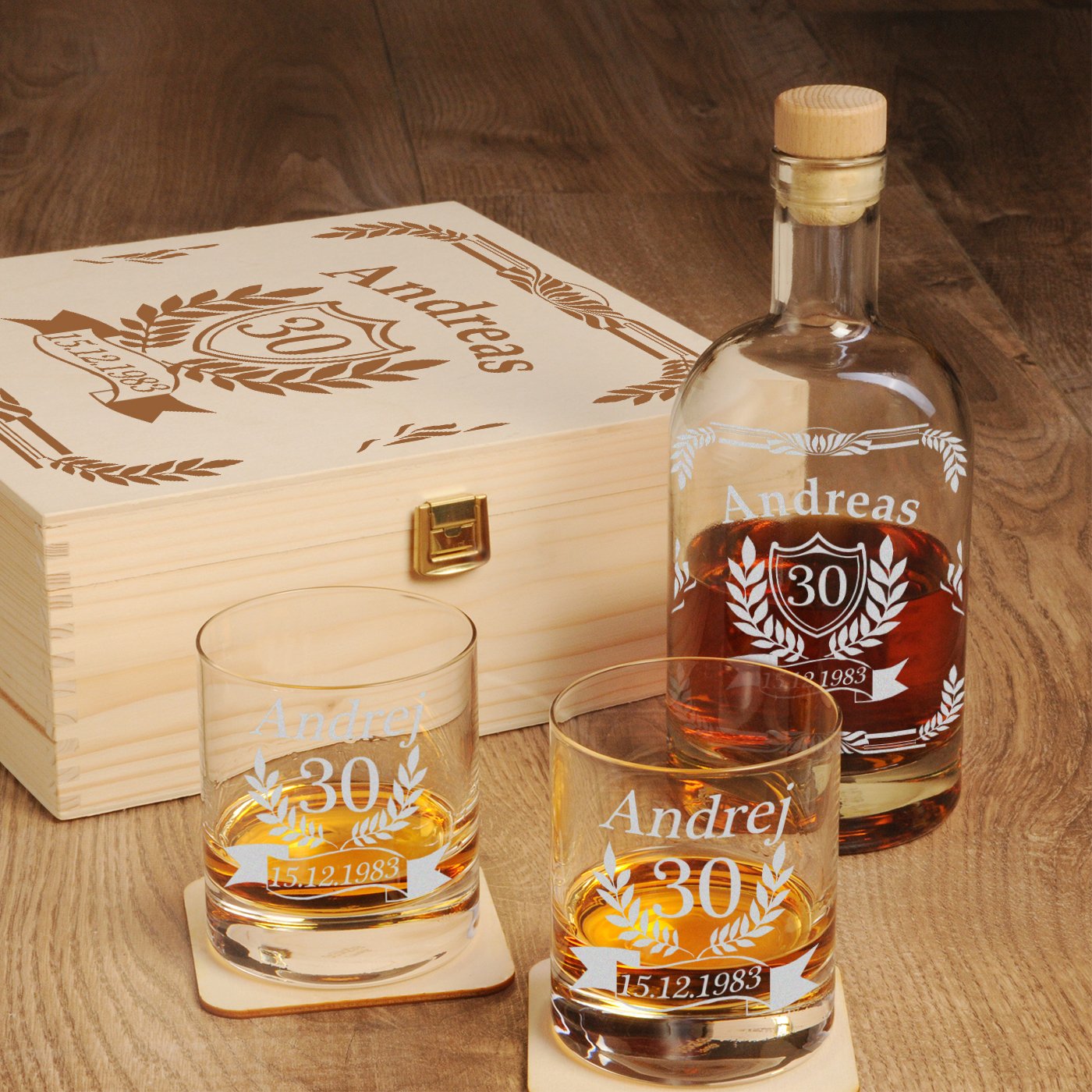 polar-effekt 6 TLG Geschenk-Set in Holzkiste mit Gravur - 2 Whiskygläser, 2 Untersetzer und Whisky-Karaffe in Geschenk-Box - Personalisiert zum Geburtstag - Motiv Jubiläum