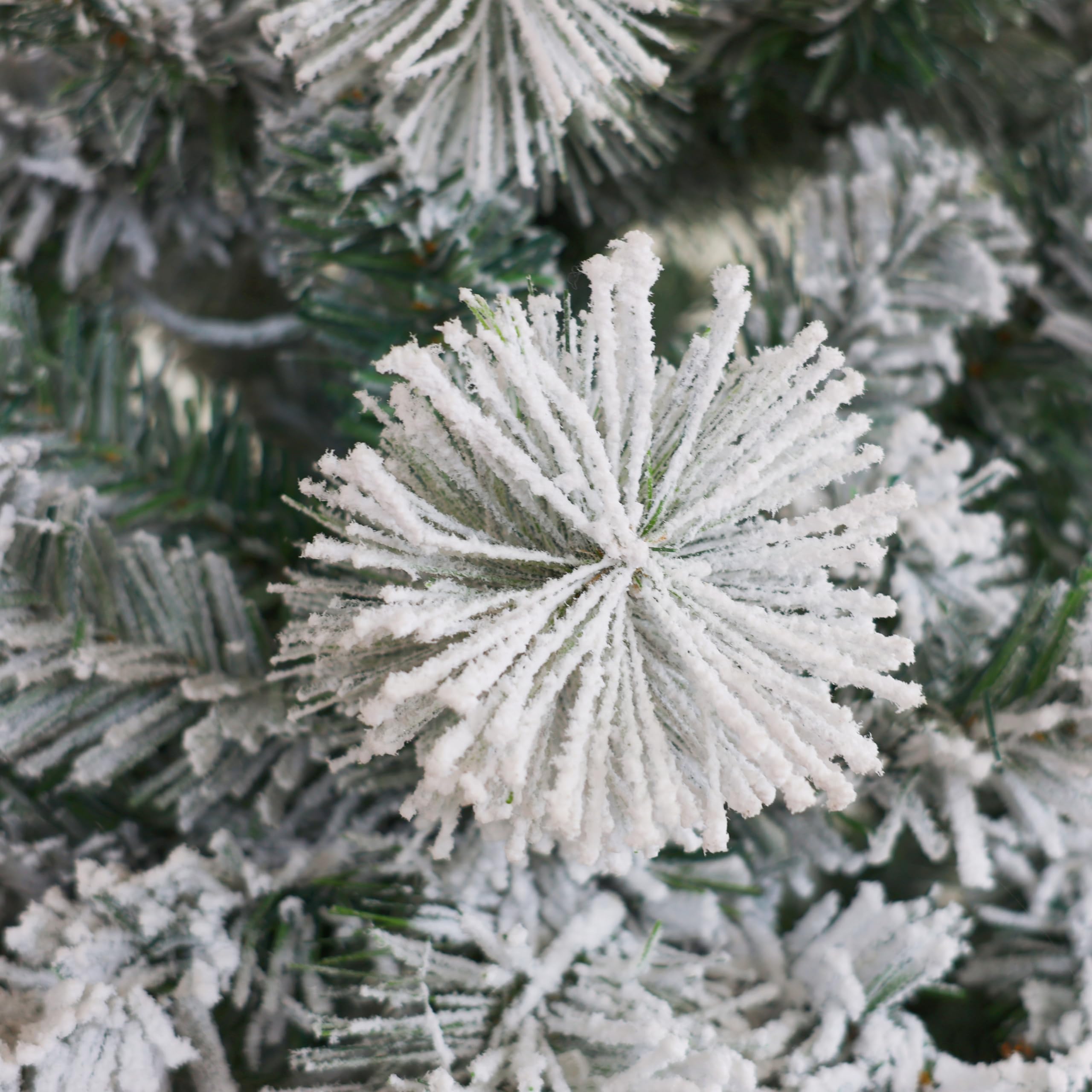 Asinse Sapin de Noël fin floqué de neige de 210 cm – Pin de qualité supérieure non éclairé avec charnière, flocage de neige lourde blanche, 850 pointes de branches, aiguilles de pin, assemblage facile
