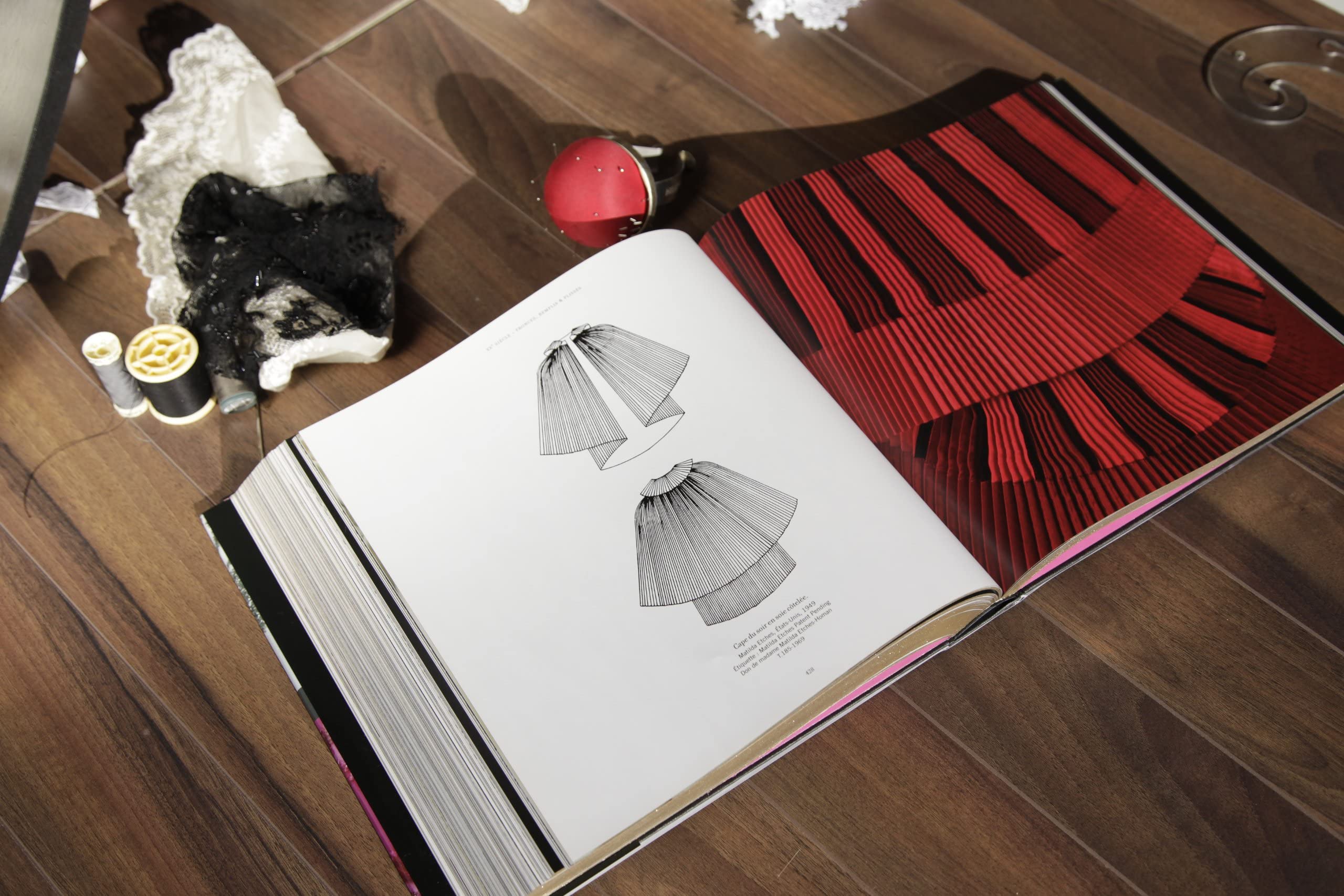 Haute Couture, la Mode en Details, du XVIIe au XXe siecle