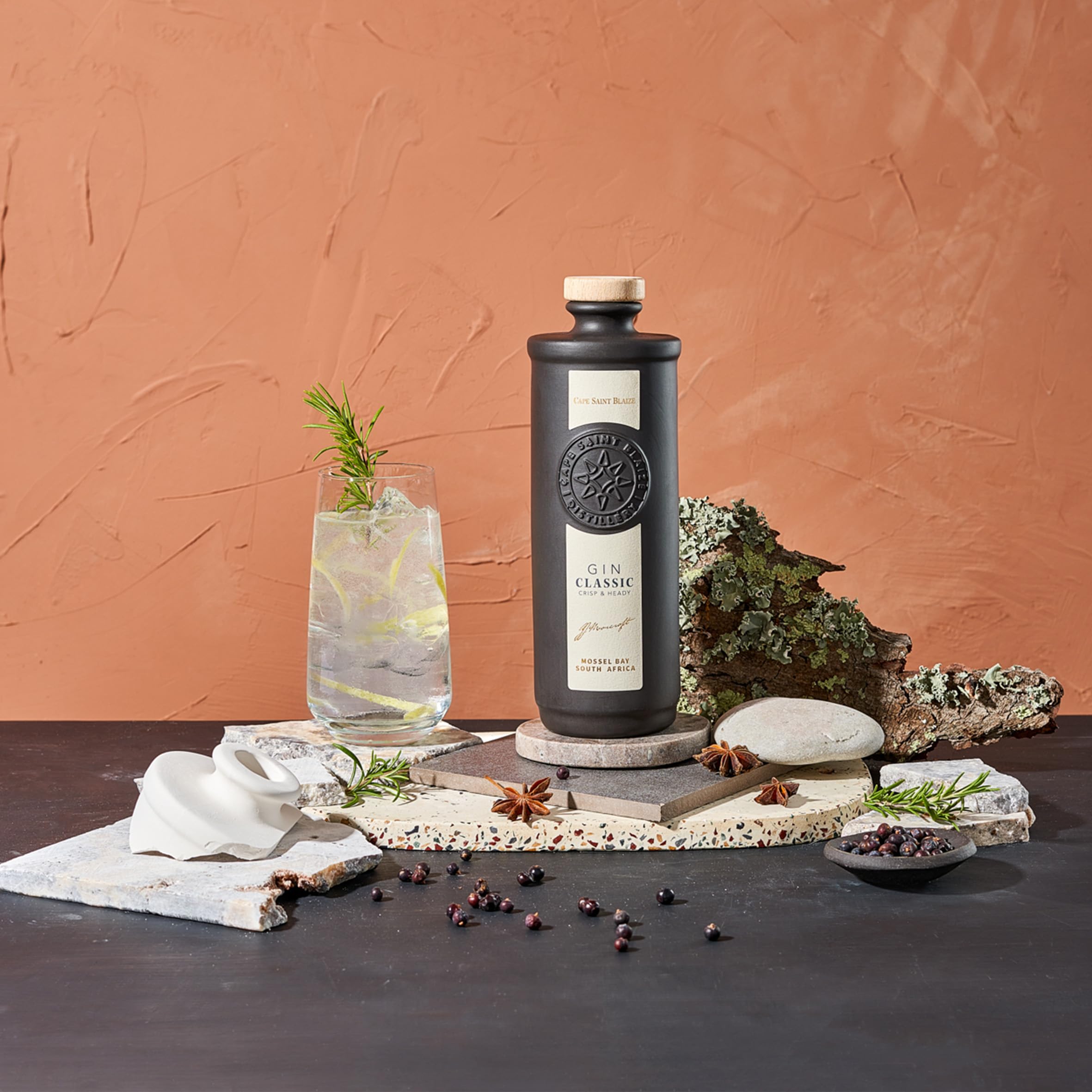 Cape Saint Blaize - Classic Gin | Holunderblüte, Wacholder, Rosmarin | London Dry Gin aus Südarika | Einzigartige Porzellanflasche | 700 ml