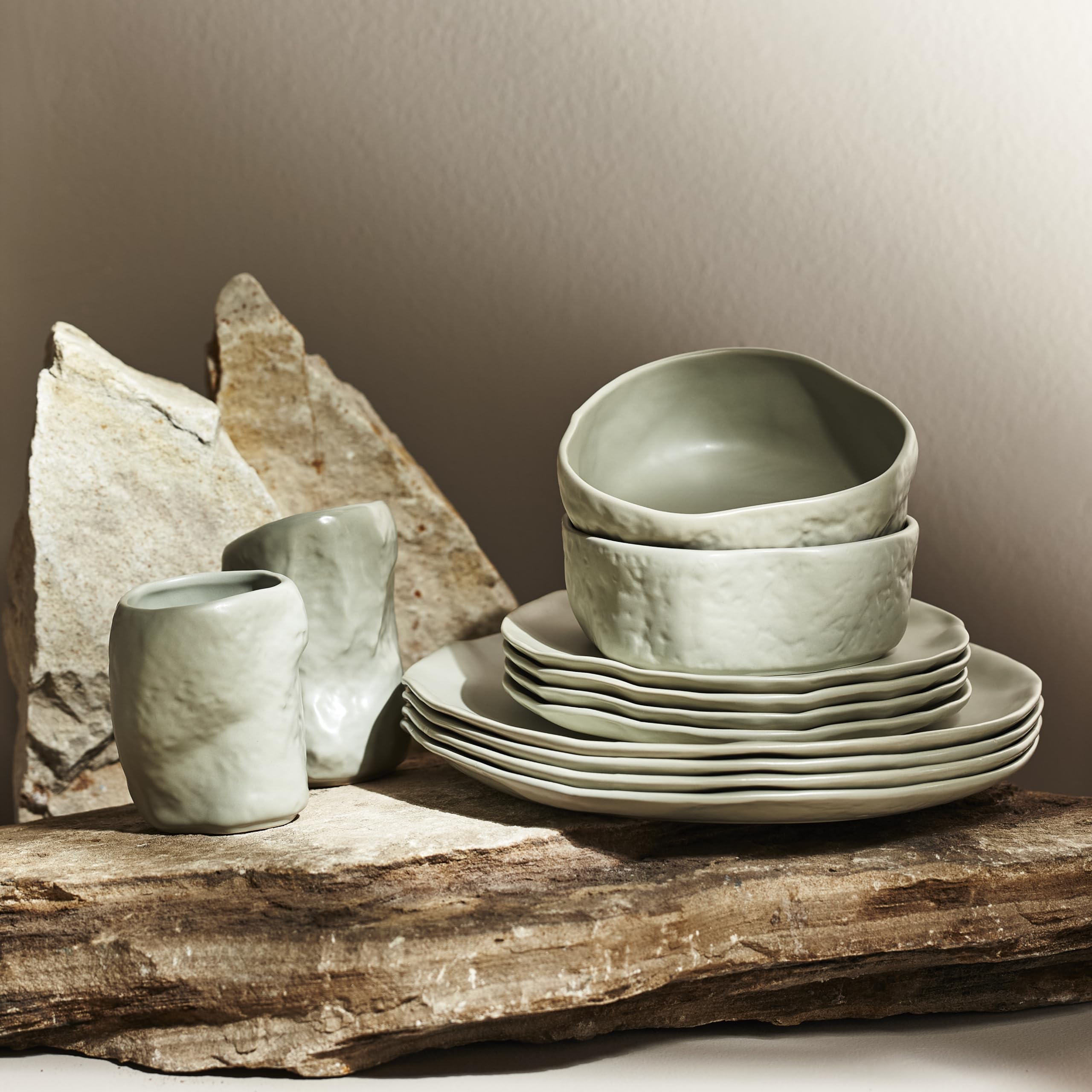 Stone by Mercer Project Atik Modern Steingut Geschirrset, Teller und Schüssel-Set, Geschirrset für 4, Salbeigrau, 16-teilig