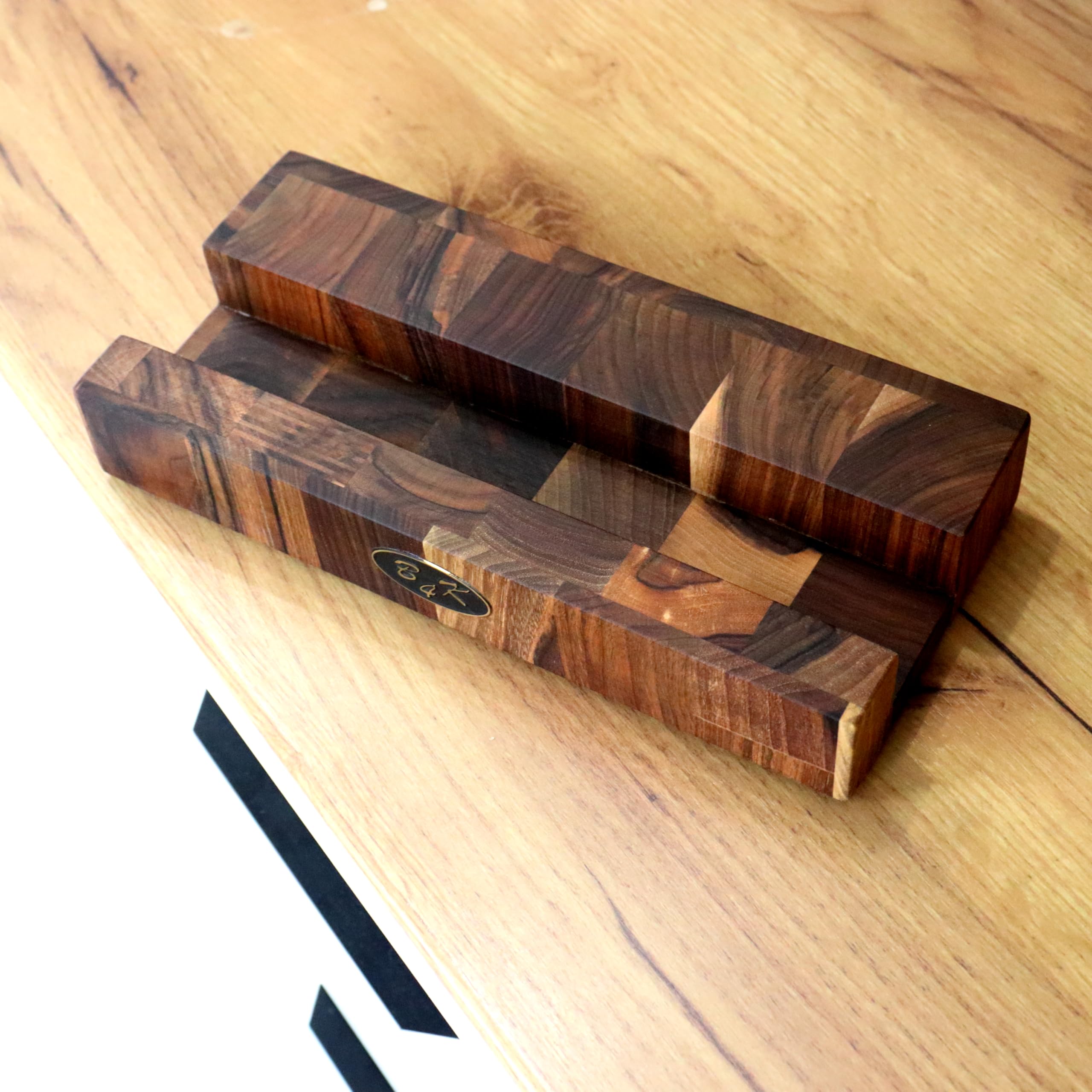 B4K Küchenbrett 45x30x4cm aus Massivem Walnussholz Stirnholz | Mit Ständer, Antibakteriell, Mit Griffen, Silikonfüße, Saftrille