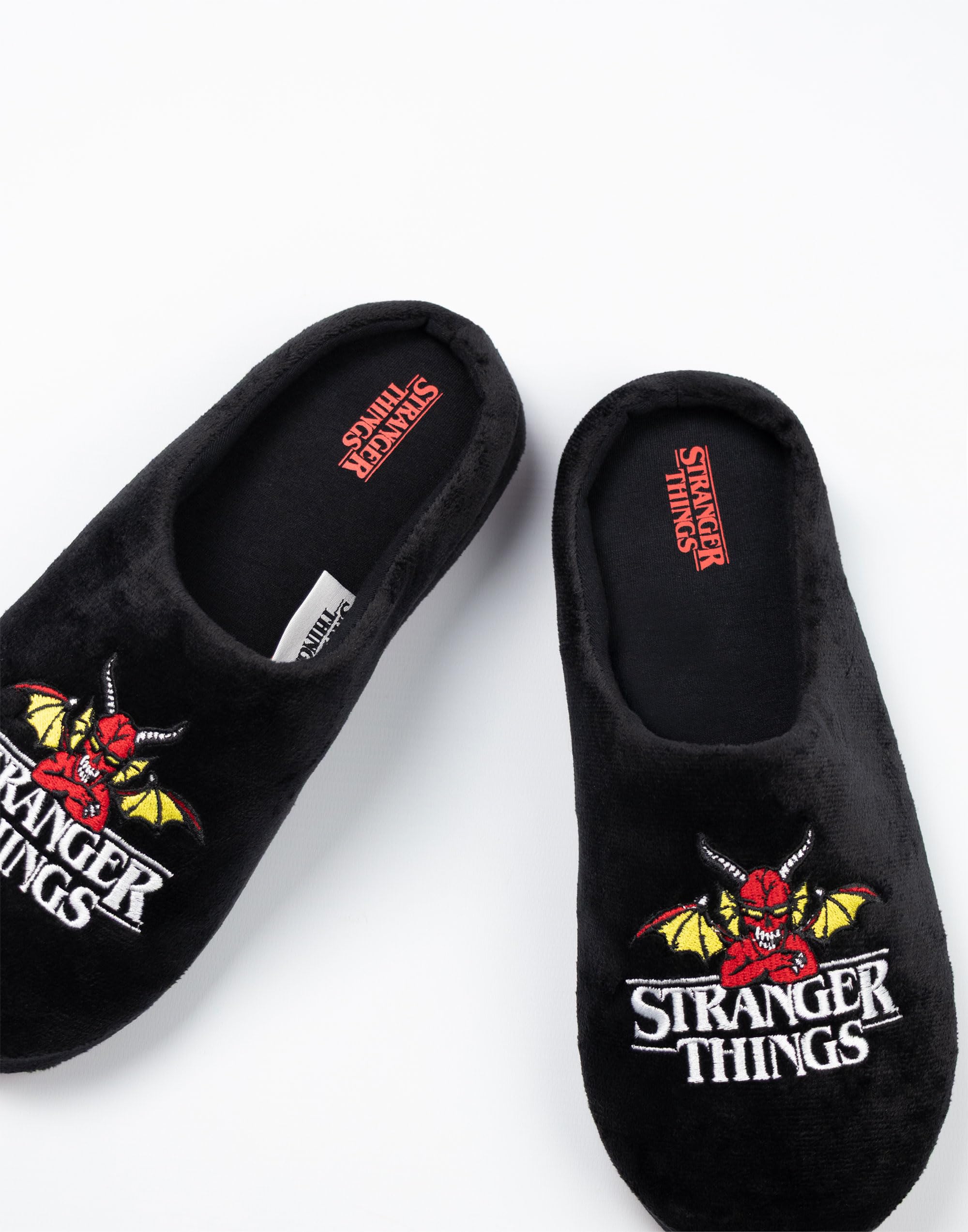 Stranger Things Kapcie unisex z czarnym logo | obuwie do wylegiwania się w pomieszczeniach z motywem programu telewizyjnego | wygodne kapcie do relaksu w domu