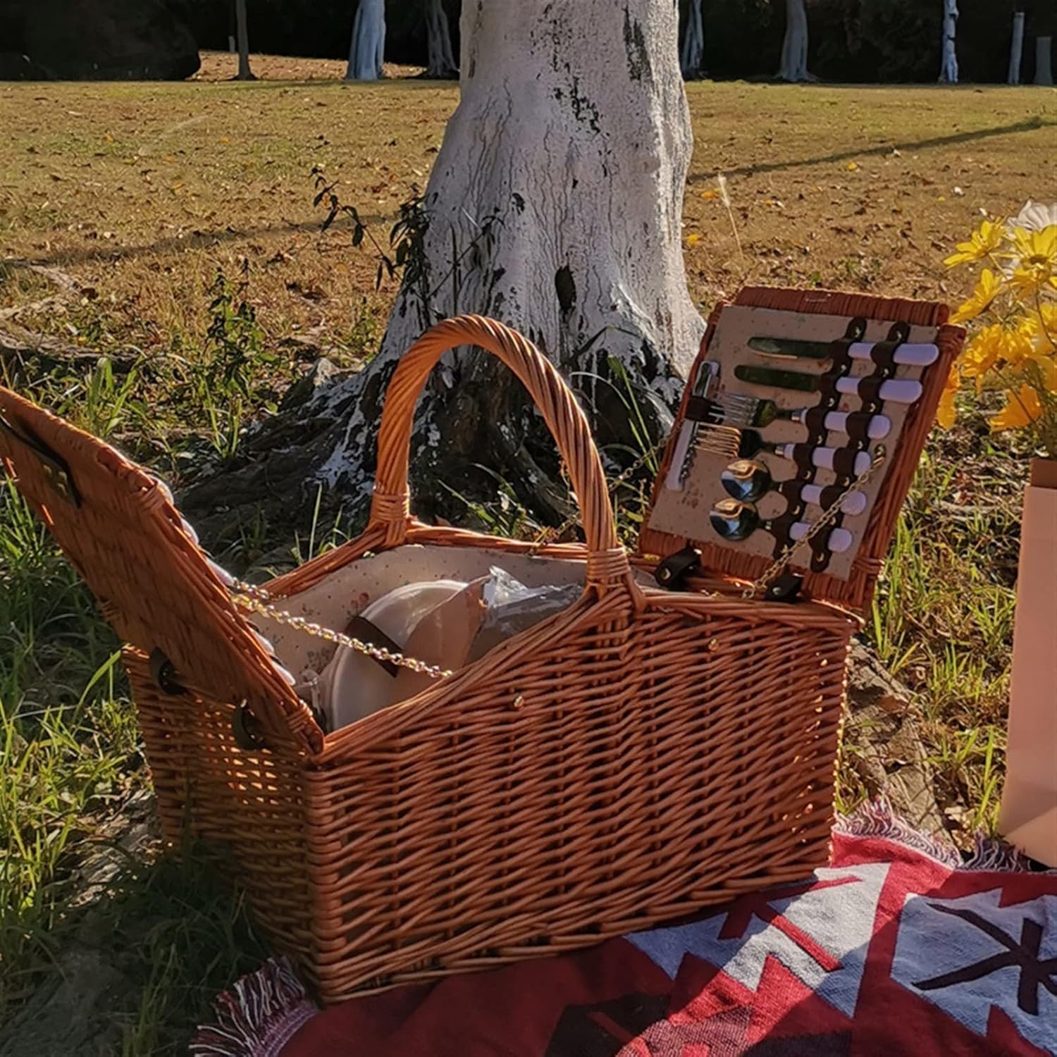 Rattanowy kosz piknikowy z pokrywką, wielofunkcyjny zestaw pudełek piknikowych dla 4 osób, kosz do noszenia na zewnątrz ze sztućcami, idealny na rodzinne przygody i spotkania