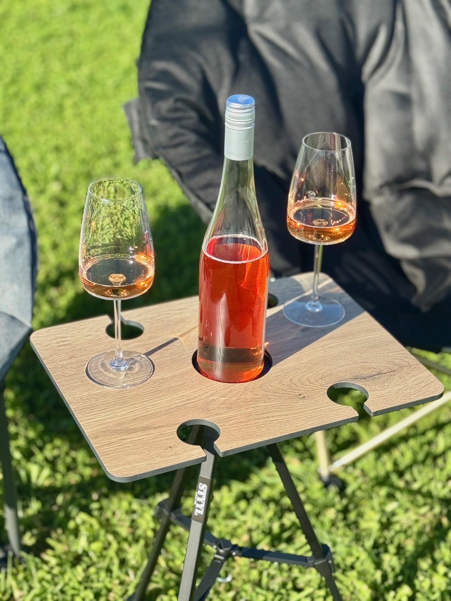 STYYL Tutty-HolztablettY – der Elegante Magnet-Beistelltisch in edler Eichenoptik Aperoletty Camping Tisch Beistelltisch klein faltbar magnetisch