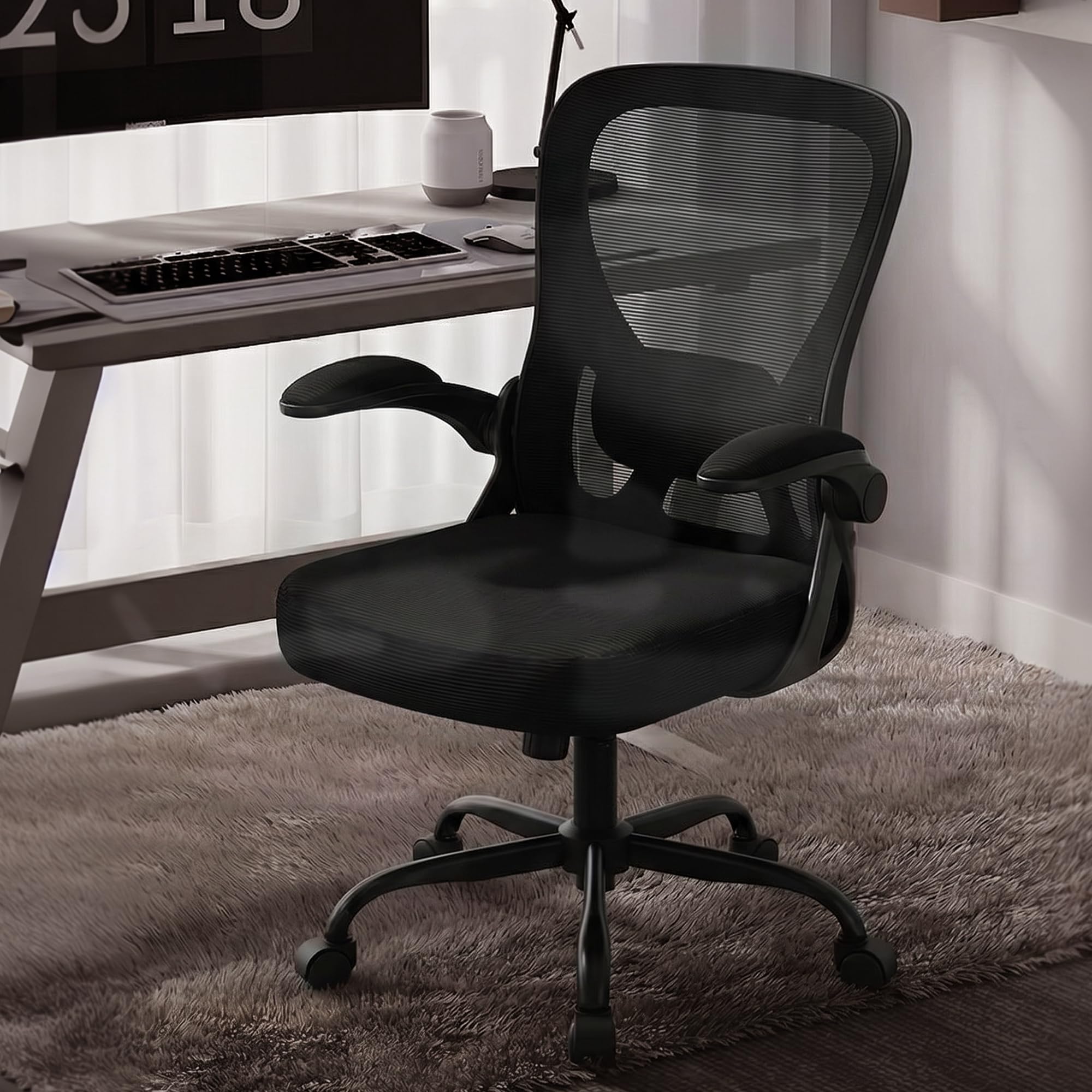 Ergonomischer Bürostuhl mit hochklappbaren Armlehnen, Schwarz