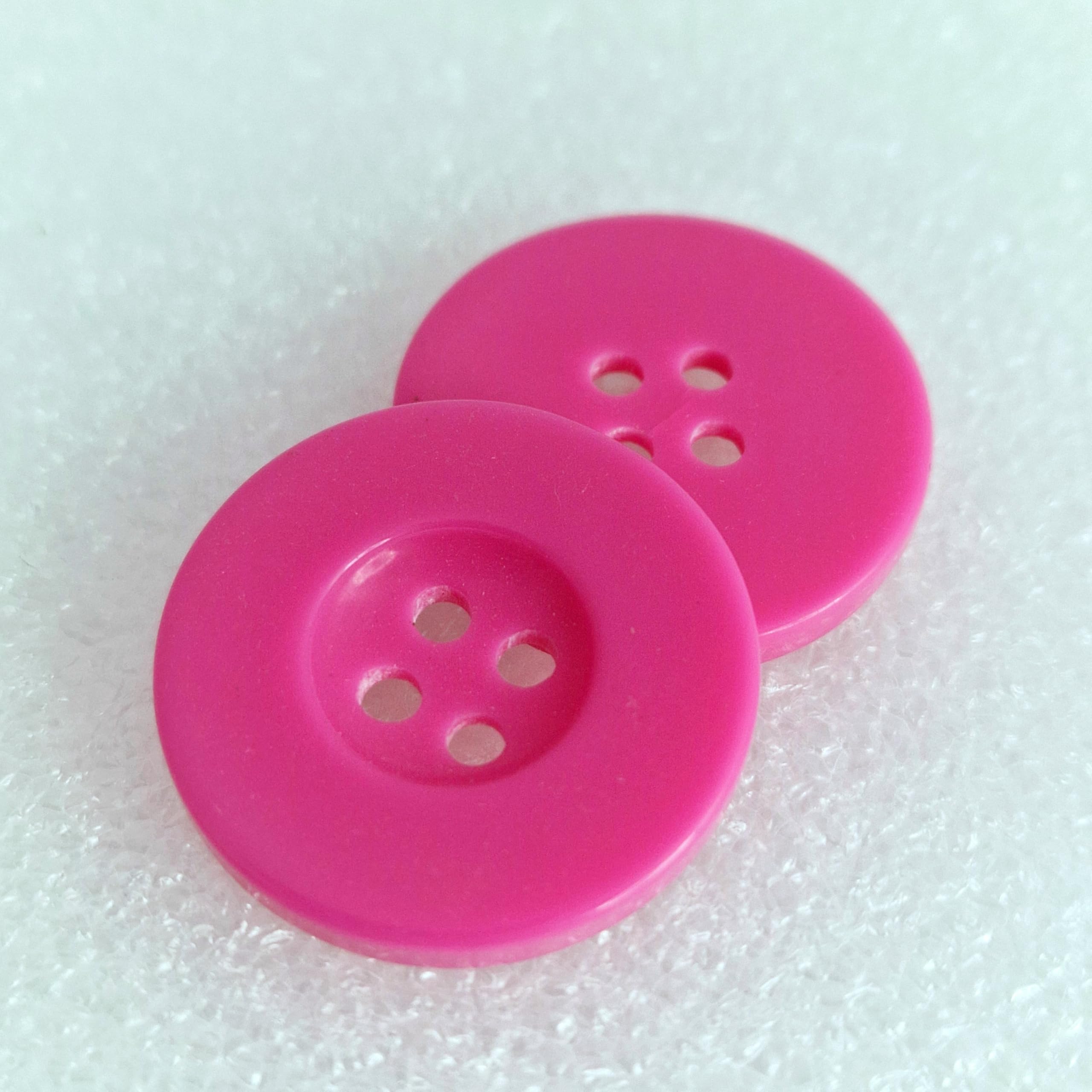 MajorCrafts® 16pcs 25mm 4 Holes Round Resin Wide Rim Sewing Buttons (Hot Pink)