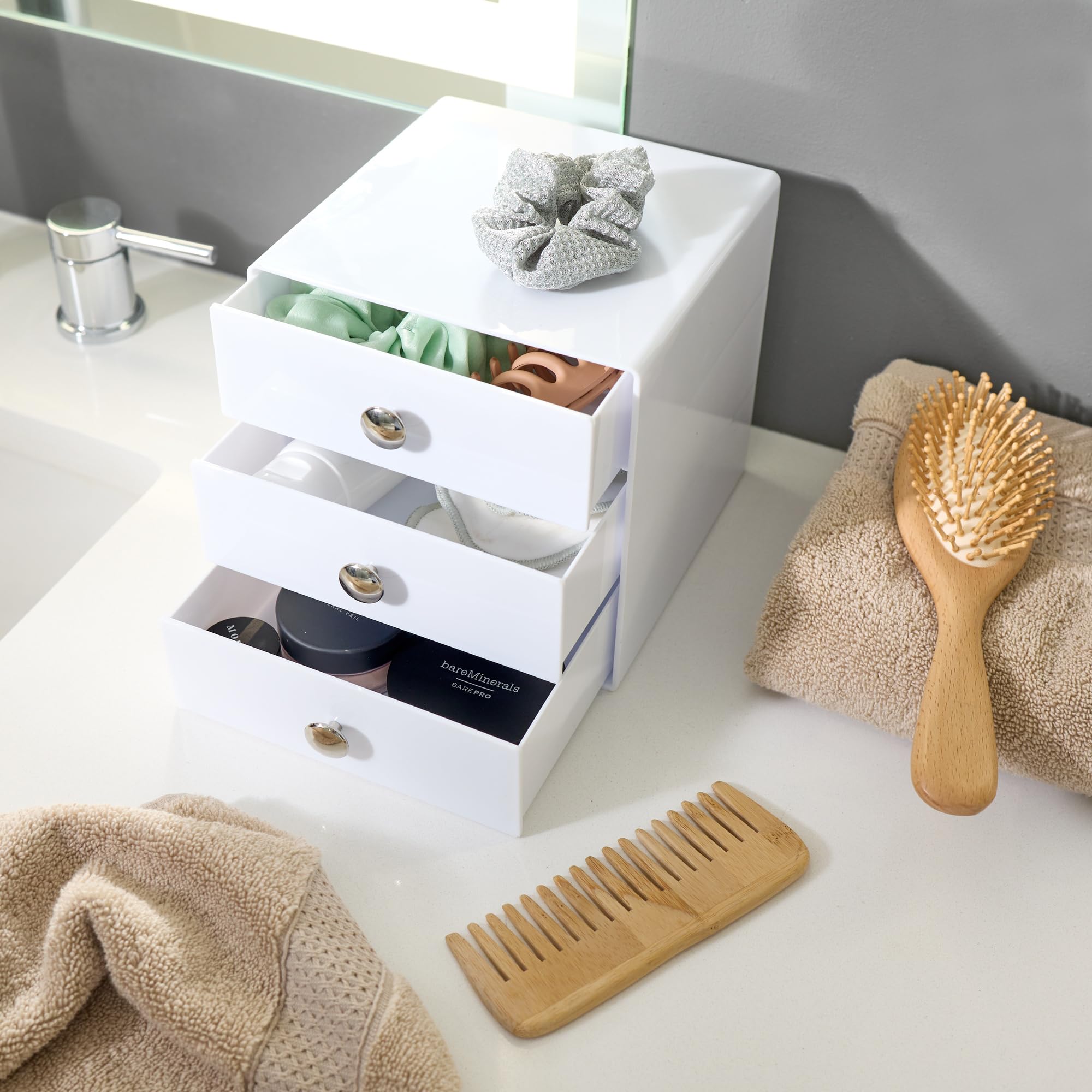 iDesign organizer na kosmetyki z 3 szufladami, kompaktowy organizer na kosmetyki z tworzywa sztucznego, mini kwadratowa mini komoda na kosmetyki i kosmetyki, biały