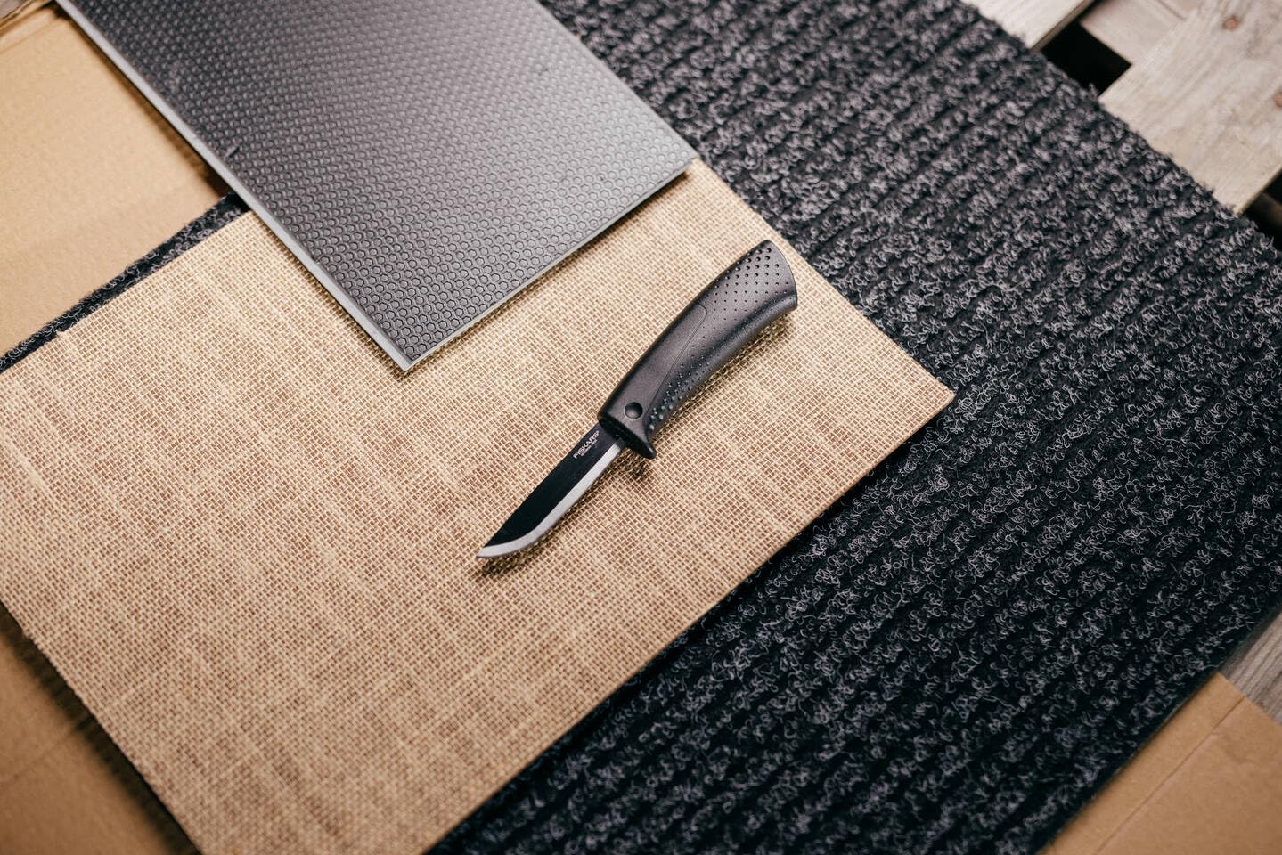 Fiskars Coltello per lavori fai-da-te, Include fodero con affilalama, Lunghezza totale: 21,1 cm, Nero, 1023617