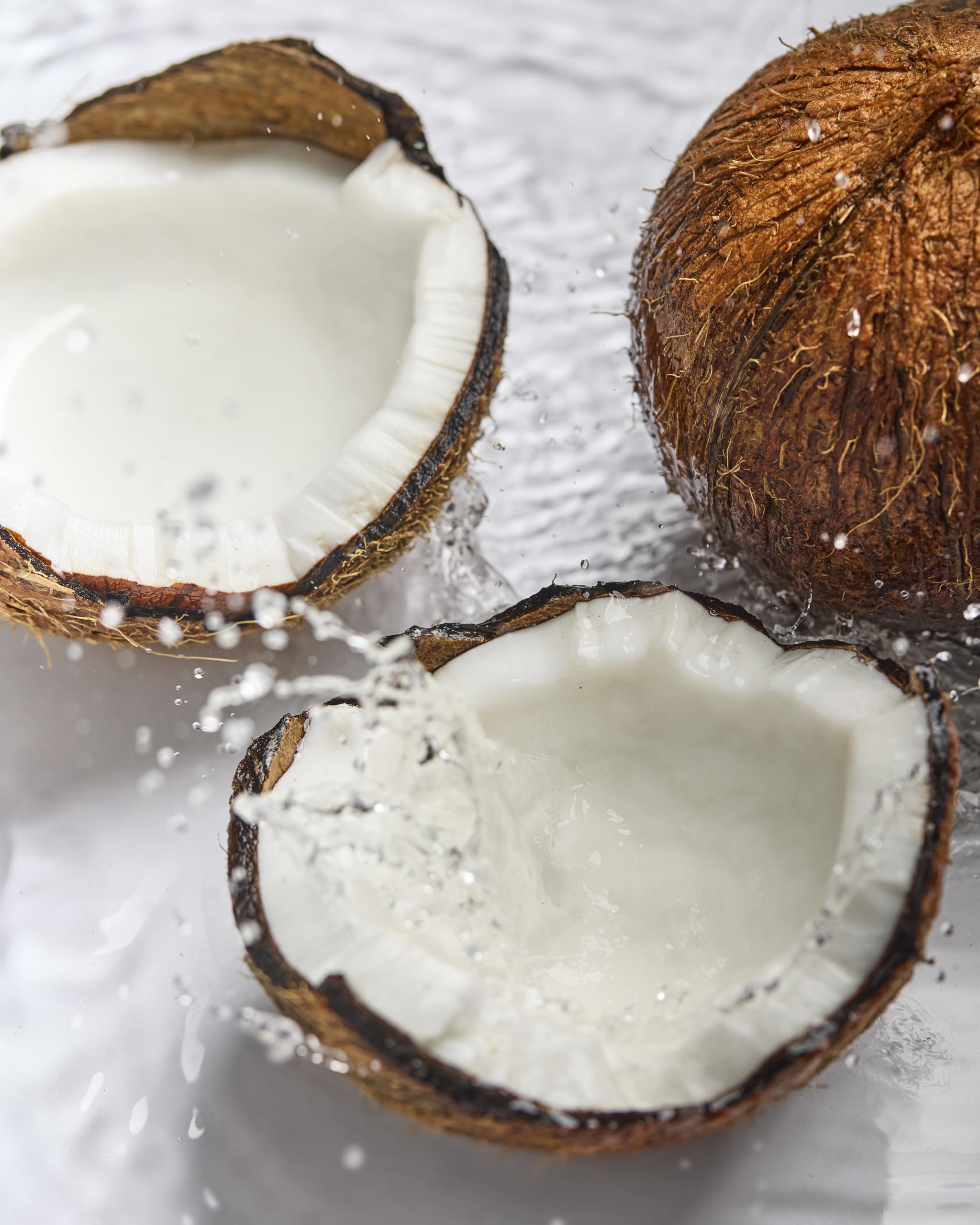 Leocrema, Crema Corpo Idratante al Cocco, Texture Leggera e Fluida per Tutti i Tipi di Pelle, 72H di Idratazione, 95% Ingredienti di Origine Naturale, 250ml