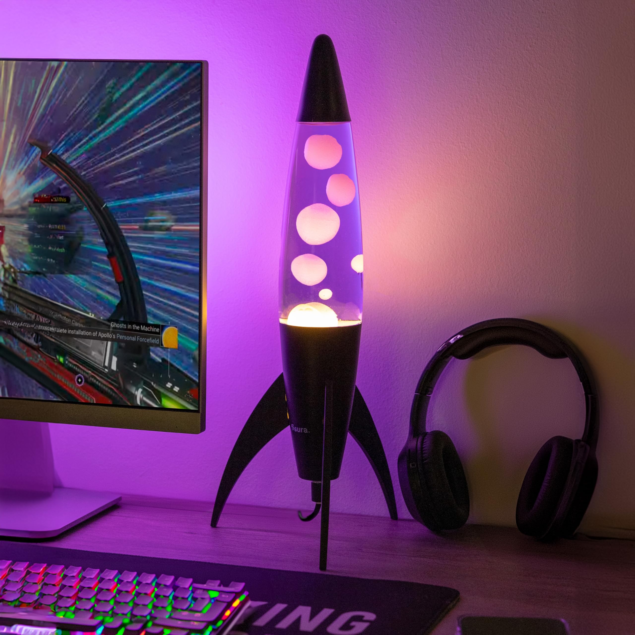 Fisura - Fioletowa lampa lawowa "Rocket". Czarna podstawa, fioletowa ciecz i biała lawa. Lampa lawowa retro z zapasową żarówką. Idealna do salonu, biura lub sypialni. Wymiary: 20 cm x 20 cm x 45 cm.