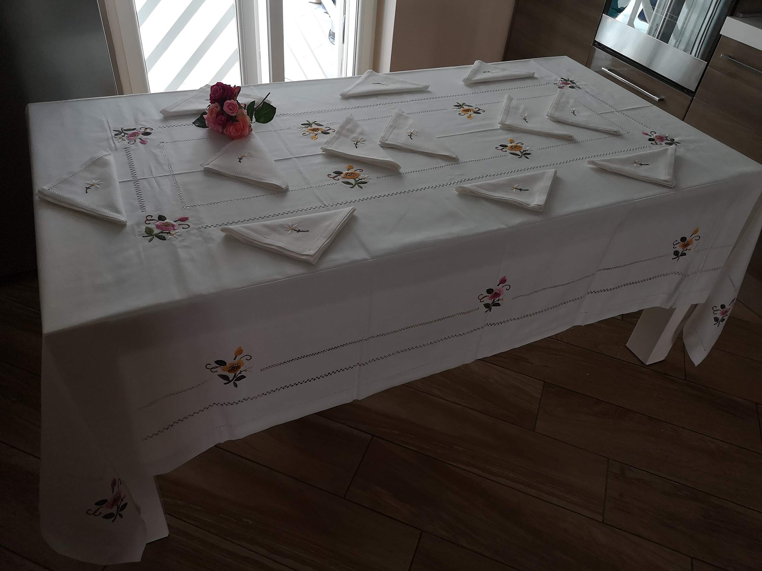 Elegante mantel x 12 de mezcla de lino (40 % lino 60 % algodón) con bordado de flores a mano en punto completo.
