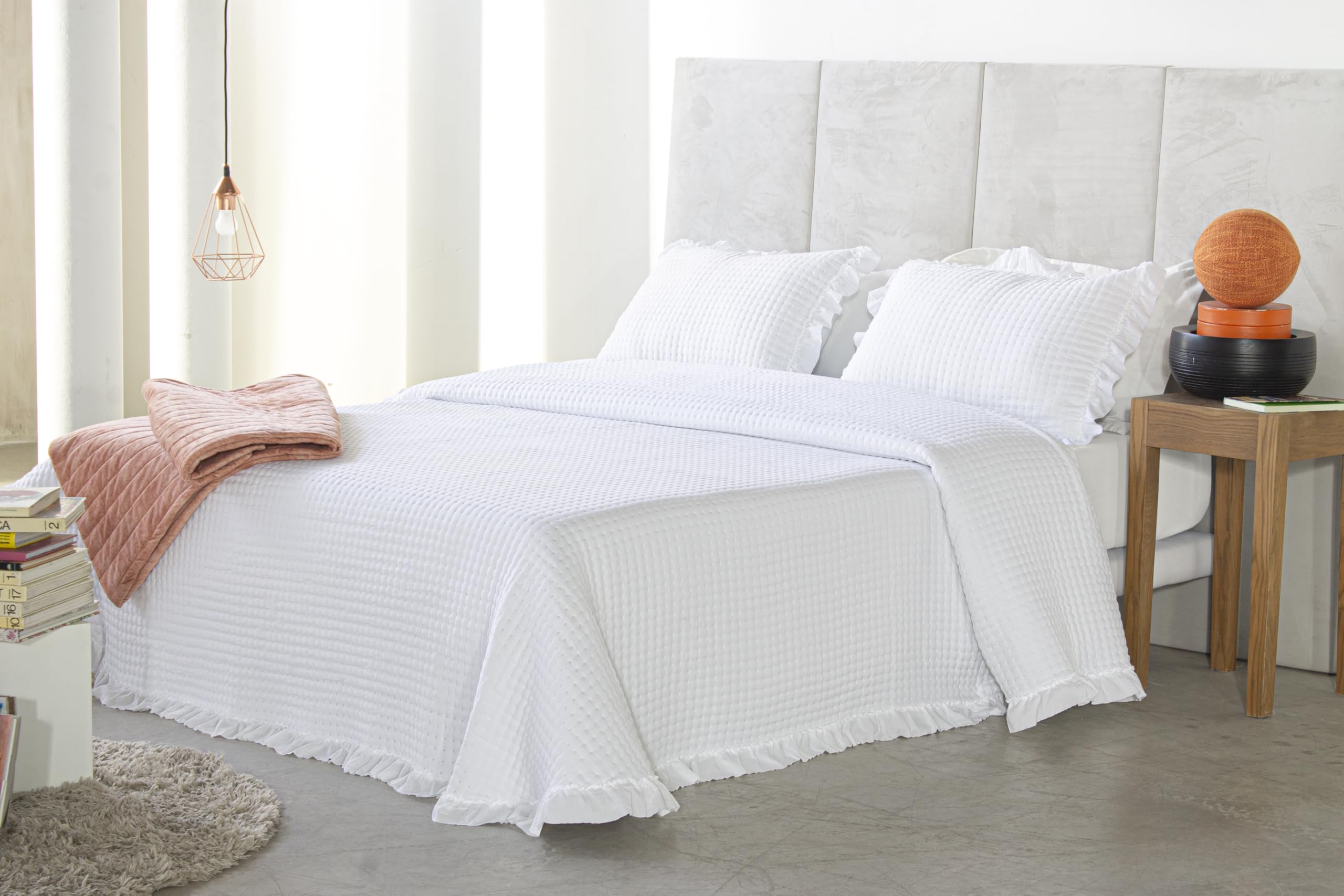 Colcha Boutí con Volante y Fundas de Cojín Azza Reig Martí, Colcha Ligera de Entretiempo con Relieve Gofrado, Microfibra Prewashed, Acolchado Fino 120 g/m², Primavera Verano (Blanco, Cama 90cm)