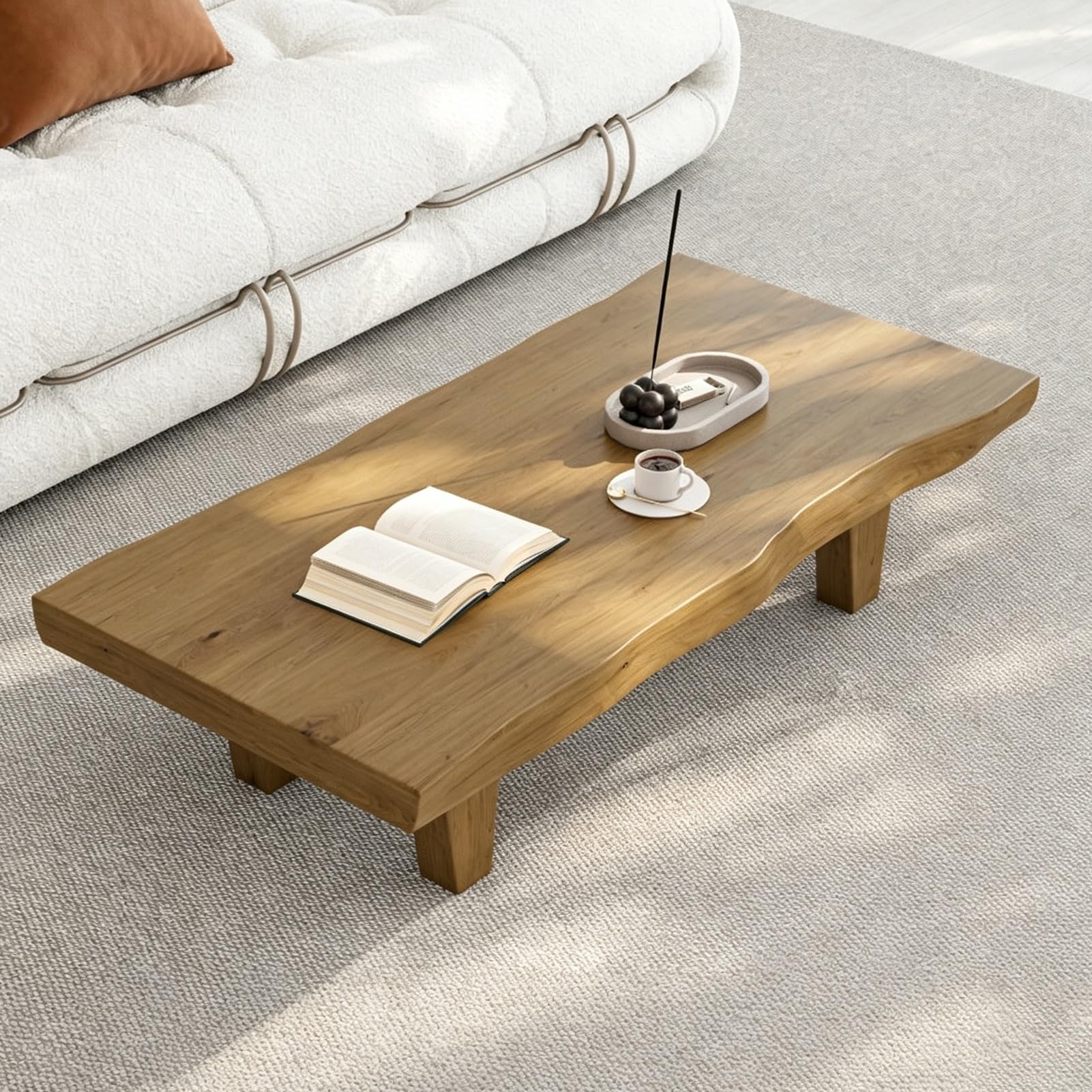 Table basse en bois massif pour salon chaleureux et convivial