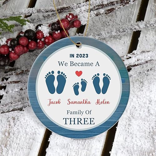 Miniatura 6 de Adorno de Navidad familiar personalizado 2023, adorno personalizado para la familia con nombre y año, We Became A Family of Threes, adorno de