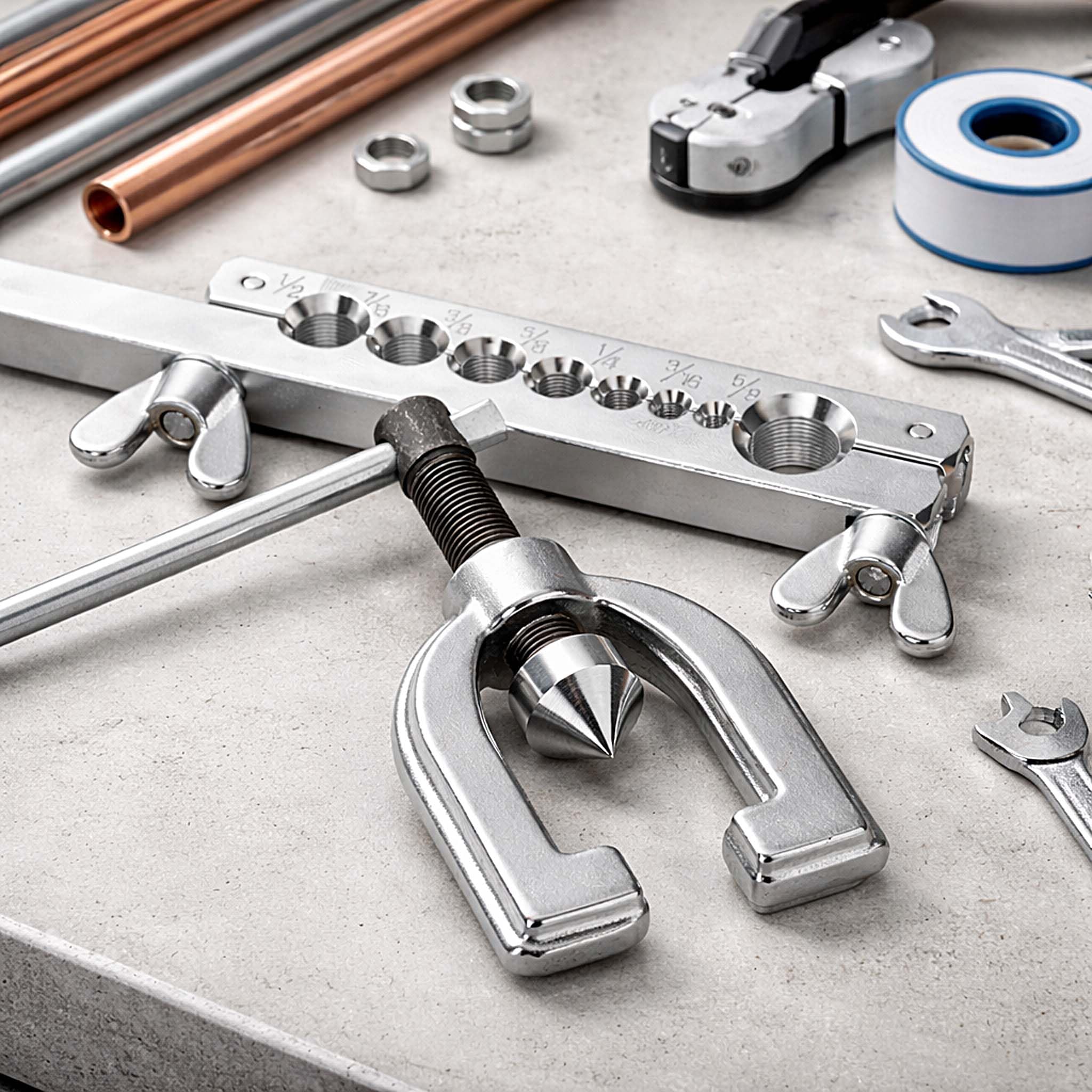 WilTec Herramienta para abocardar Tubos de Aluminio y Cobre, Doble 45° con mordazas y 7 Piezas de presión