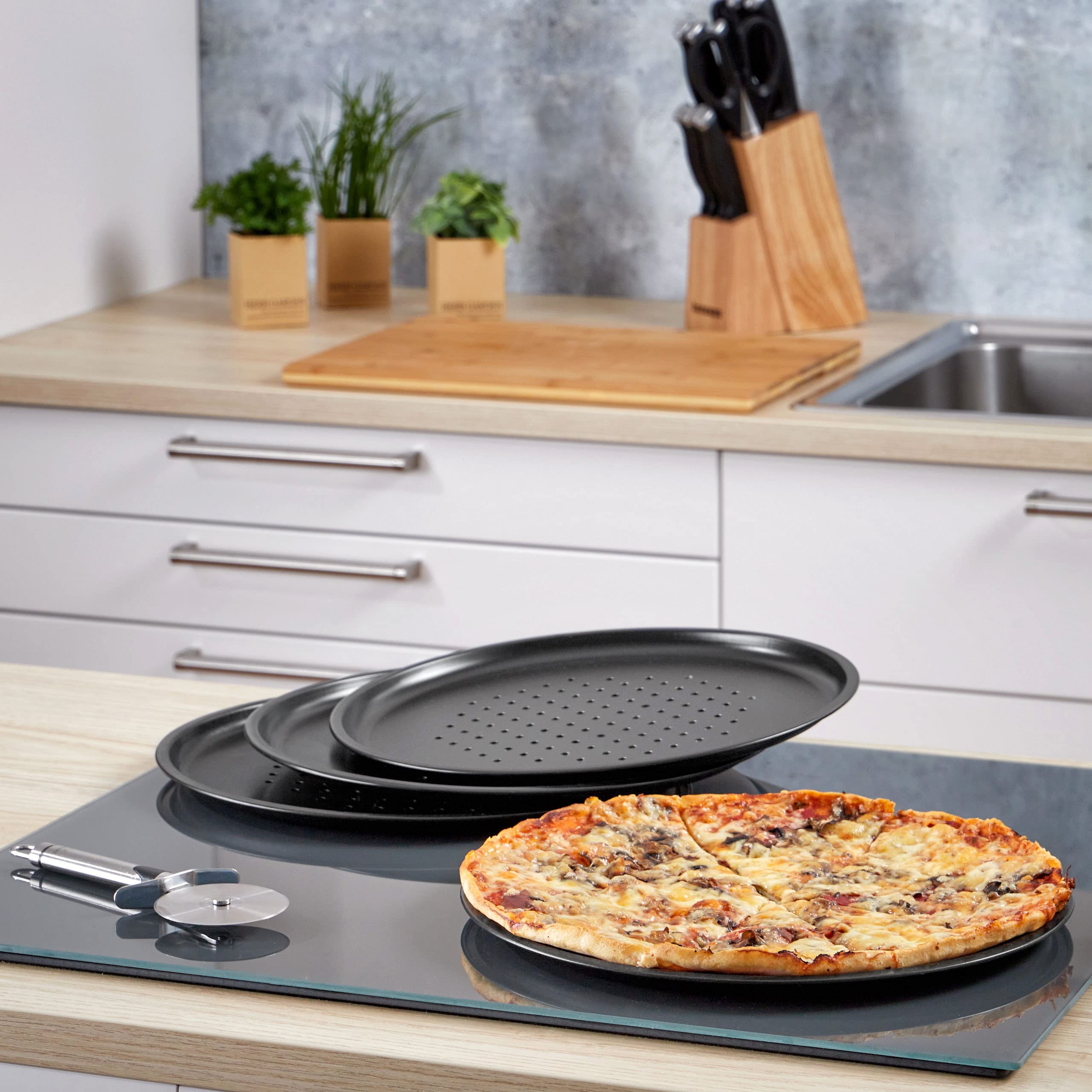 Grizzly Pizzablech, 10er Set, 30 cm, gelocht, Antihaftbeschichtung, Carbonstahl, perforiertes Backblech für knusprige Pizza