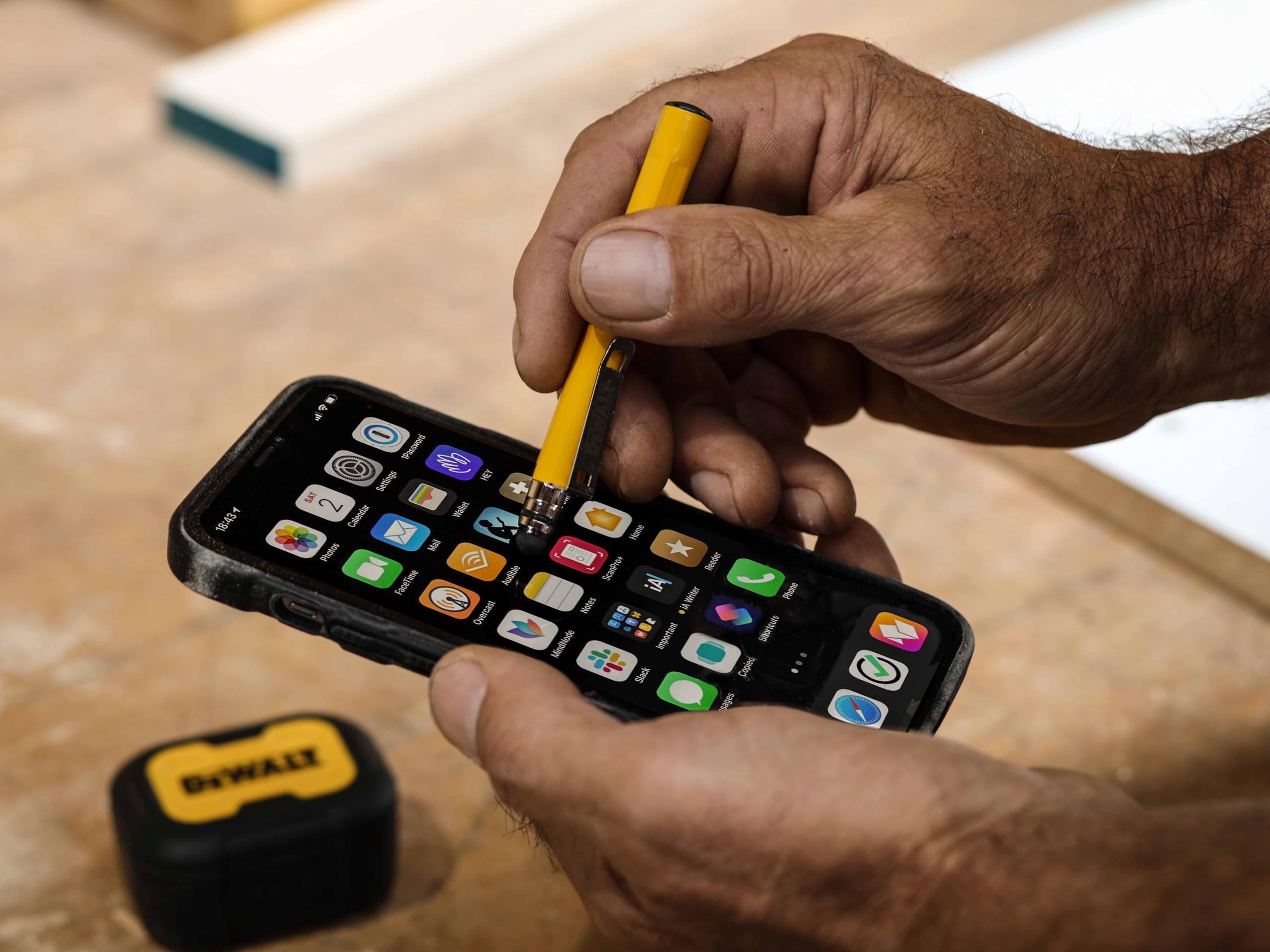 DeWALT La penna stilo tascabile 3 in 1 funziona con chioschi digitali, telefoni e tablet, mentre la punta del rubinetto in nylon è adatta alla tastiera