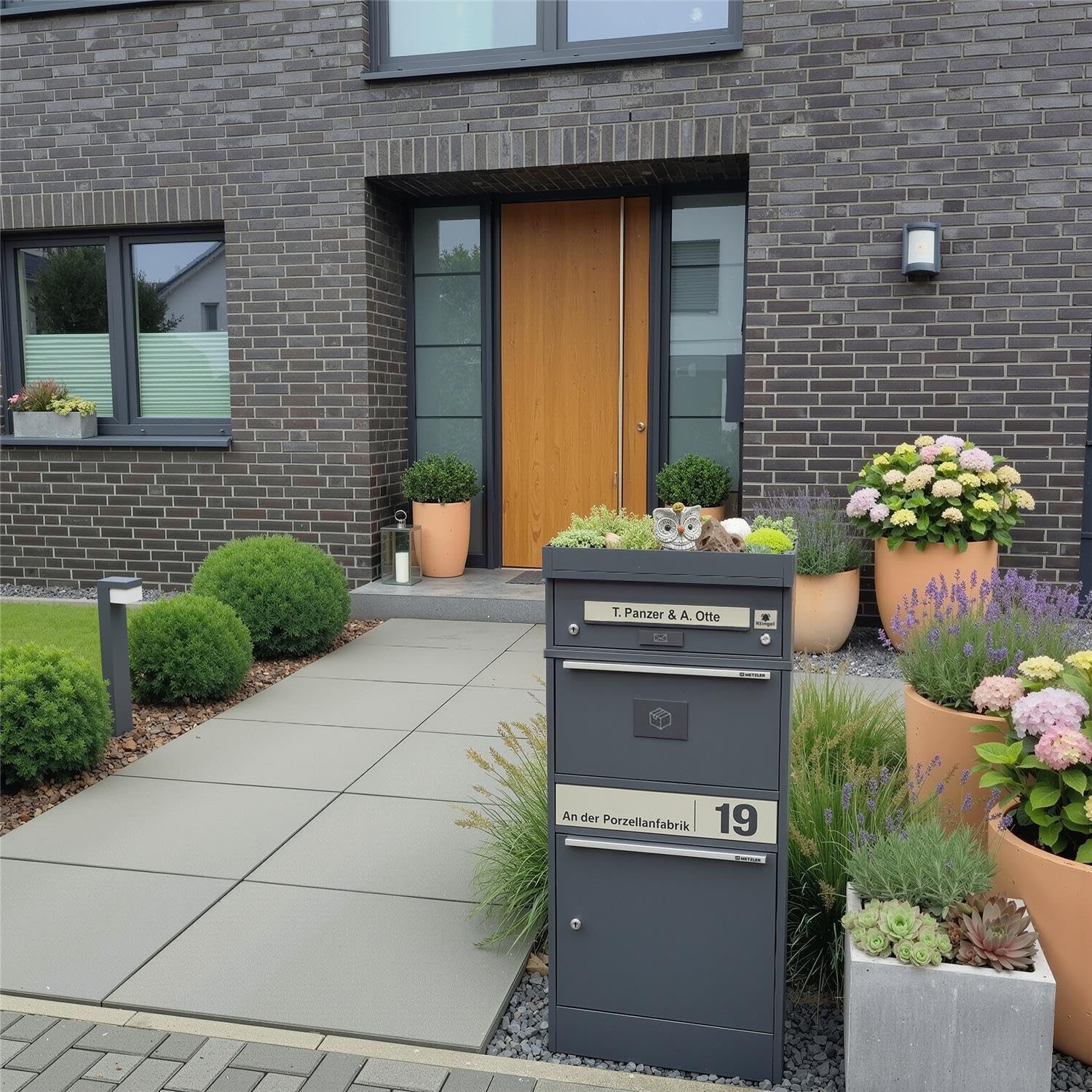 Metzler Paketbriefkasten mit Pflanzdach und Paketfach in Anthrazit RAL 7016, abschließbar und wetterfest, personalisierbares Edelstahlnamensschild, freistehend, robust, für große Pakete