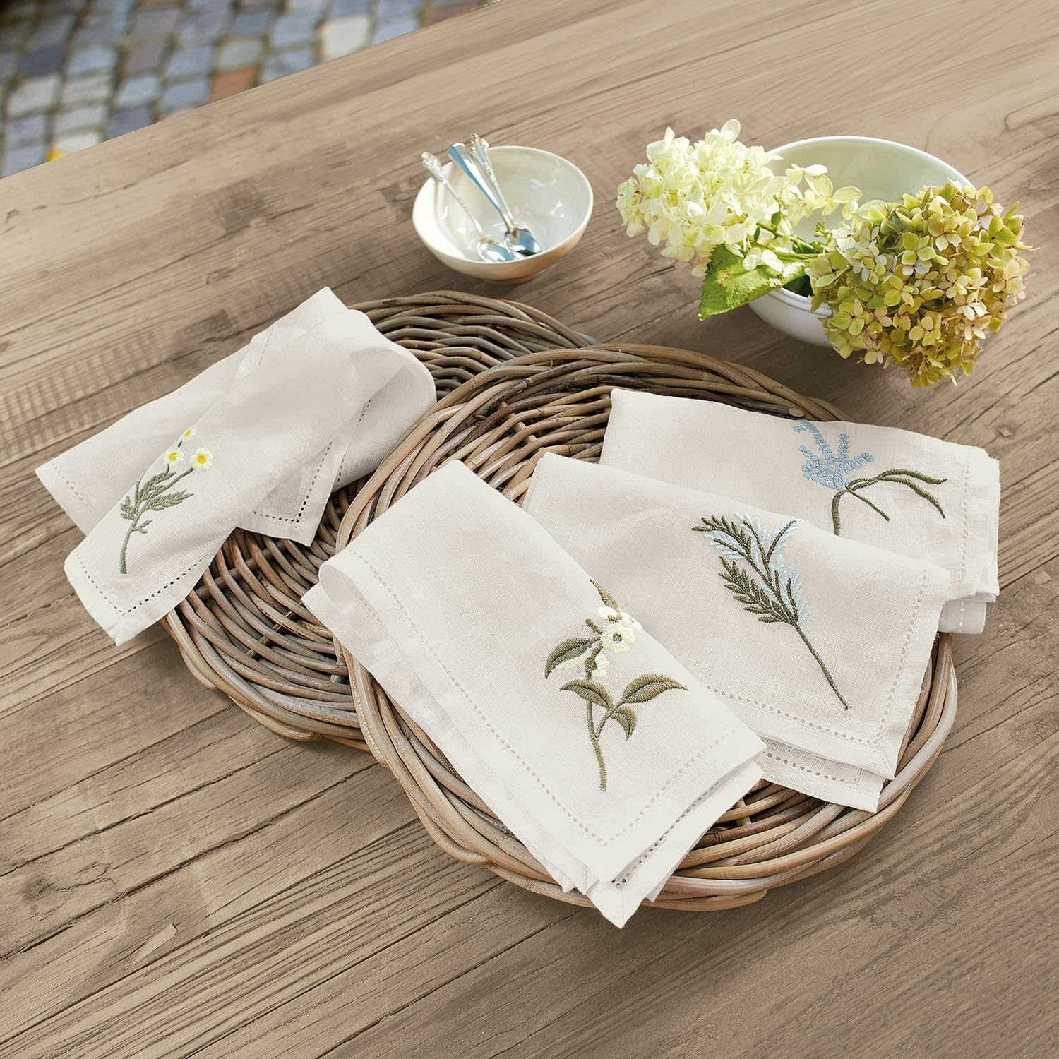 LOBERON Serviette 4er Set Lentilly, weiß/bunt | handbestickt mit Blumen- und Pflanzenmotiven, reizende Lochstickerei am Saum, Tischwäsche, Ostern, Ostertextilien, Leinen
