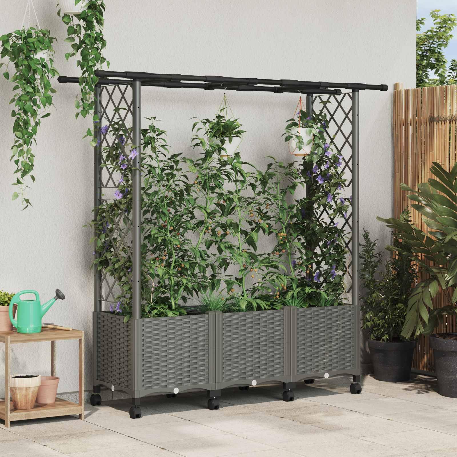 Huerto vertical de terraza con depósito de agua para cultivar en casa