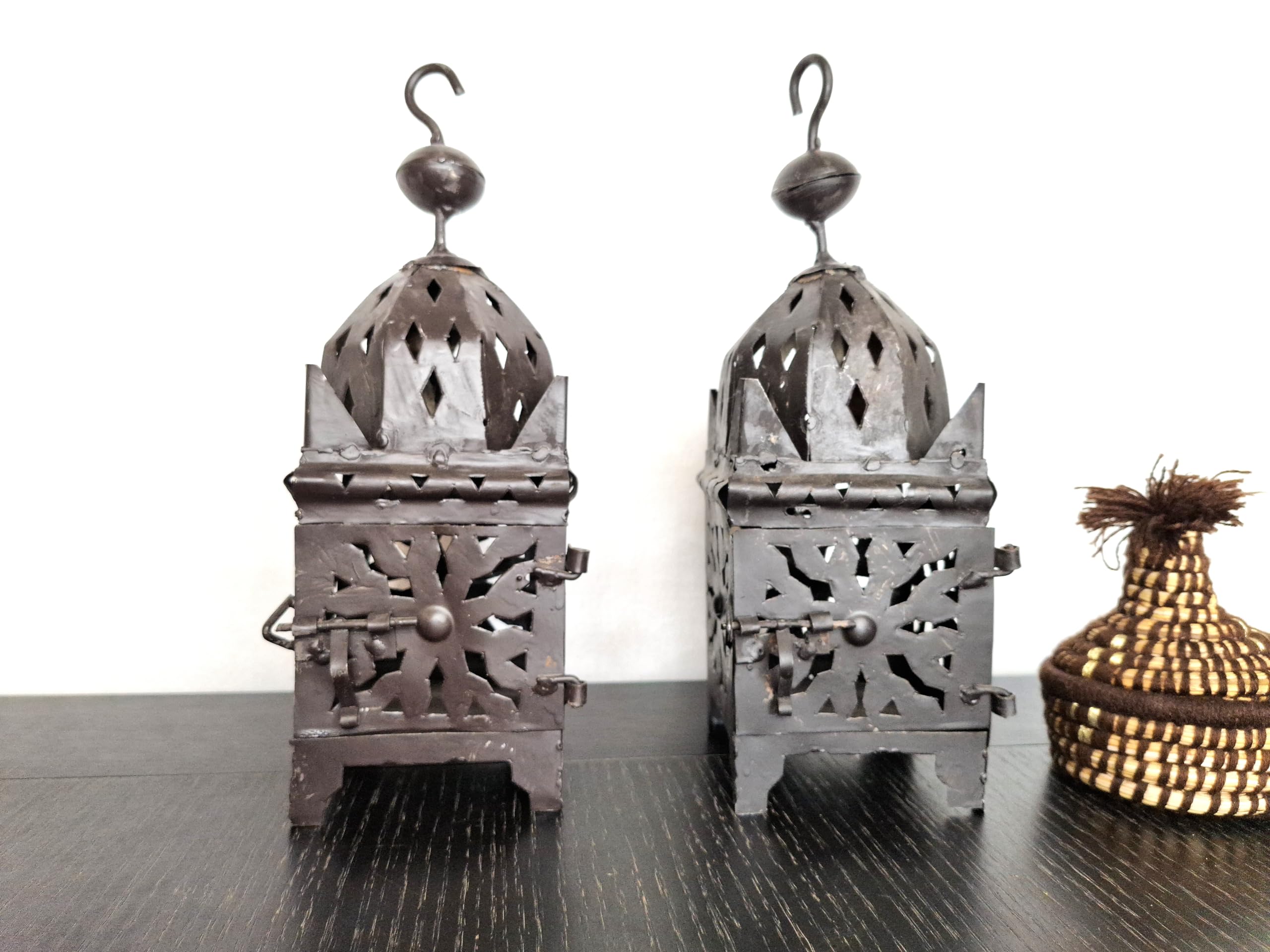 Farol Oriental de Hierro Forjado Hecho a Mano en Marruecos, Portavelas Árabe, 27 cm (Pack de 2 Unidades)
