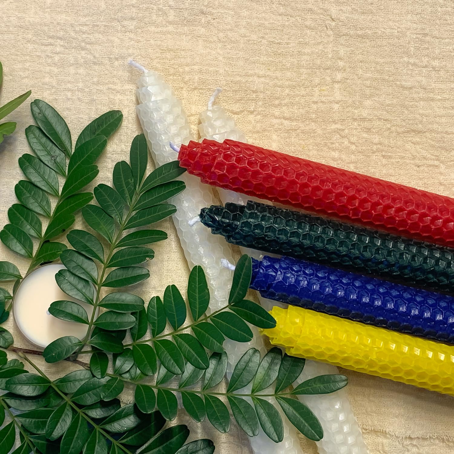 Paquete de 14 velas cónicas de cera de abeja, hechas a mano, velas de cera de abeja para el hogar, velas sin goteo y sin perfume, velas de 9 pulgadas de largo, velas de colores arcoíris Kissingfish