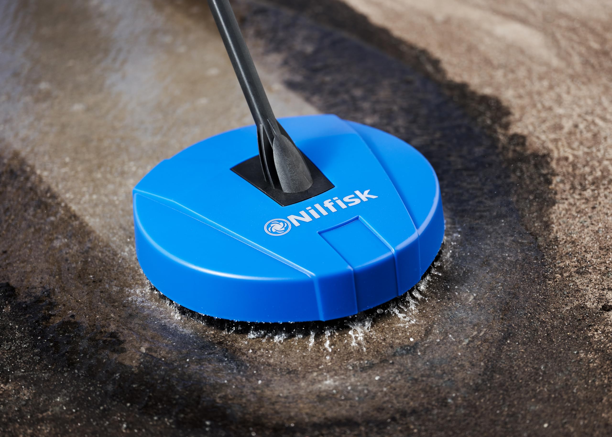 Nilfisk Hidrolimpiadora de Alta Presión C 110 Bares - Mini Limpiadora + Pulverizador de Espuma + Limpiador de Patios Compact + Cepillo (1400 W)